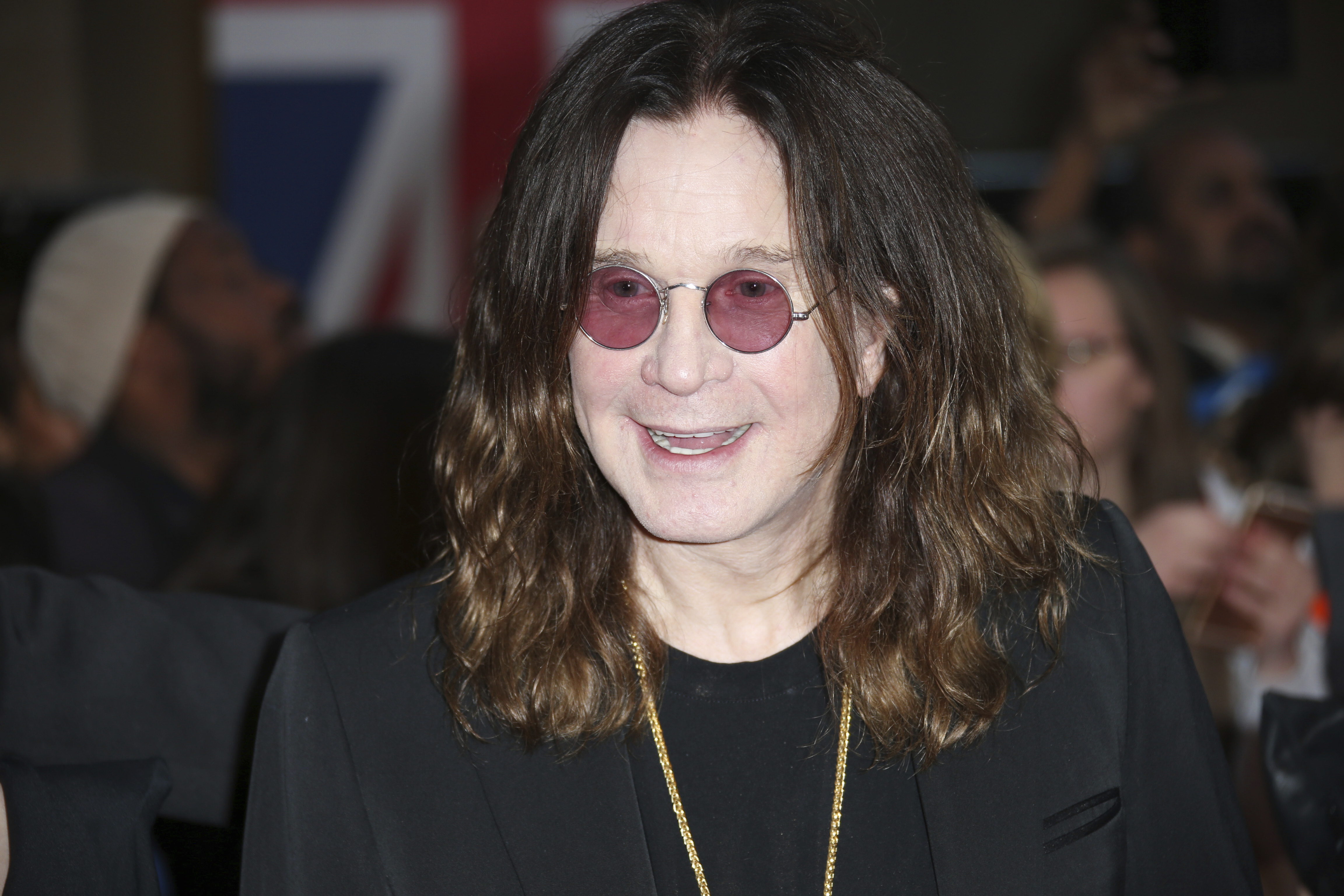 28 de septiembre del 2015, el rockero Ozzy Osbourne llega a la ceremonia de los premios Pride of Britain en Londres. (Foto por Joel Ryan/Invision/AP, Archivo)