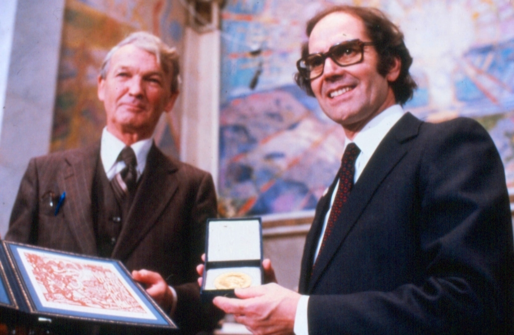 Adolfo Pérez Esquivel al recibir el Premio Nobel de la Paz