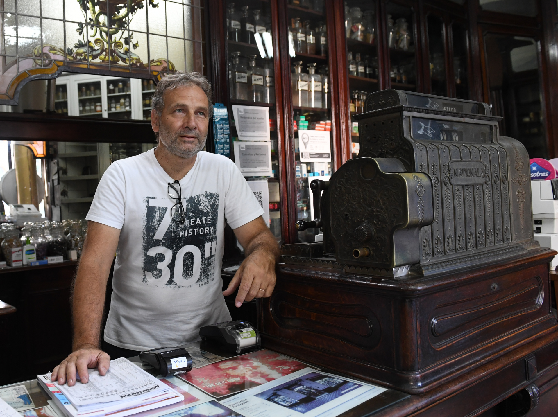 La antigua caja registradora de la Farmacia Del Águila, un clásico al que todos los visitantes le toman fotografías