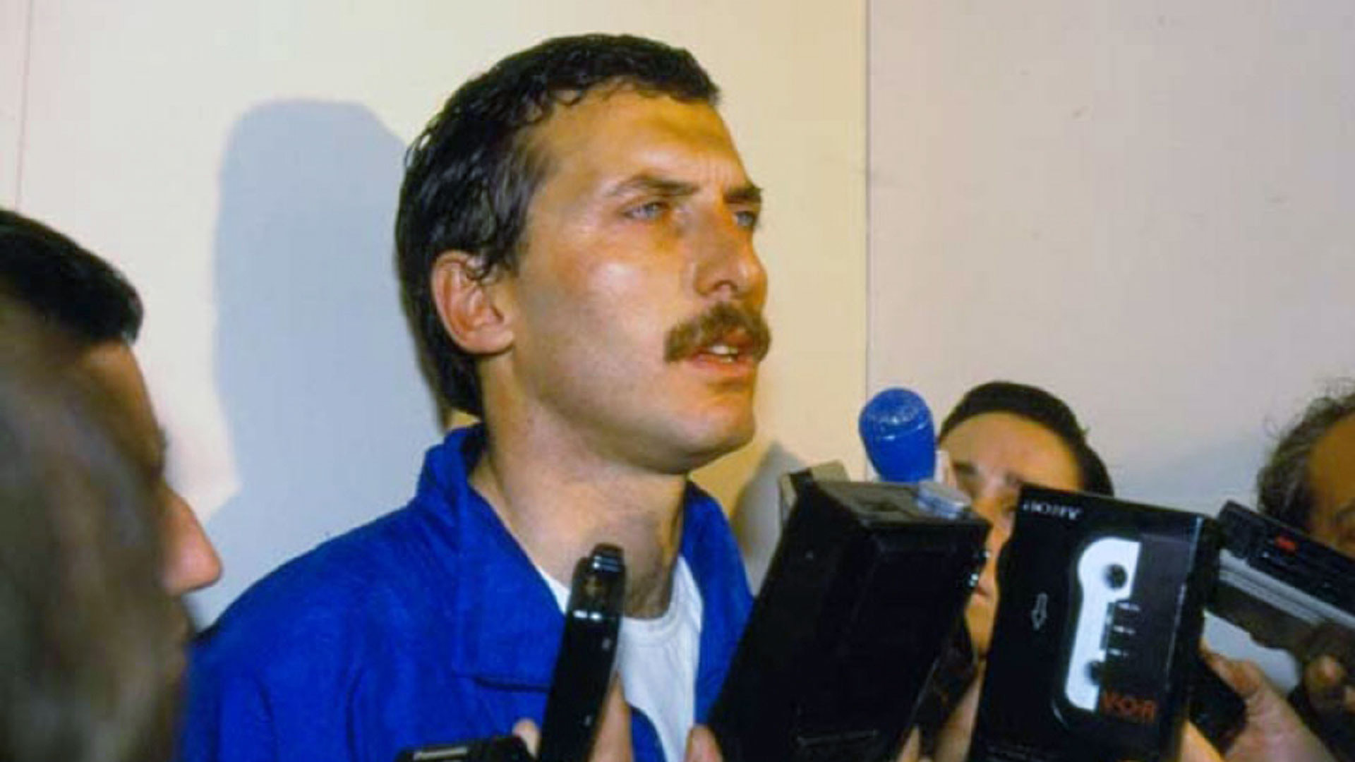 Hablando con la prensa tras el episodio. Macri estuvo cautivo durante 12 días en un sótano en el Bajo Flores.