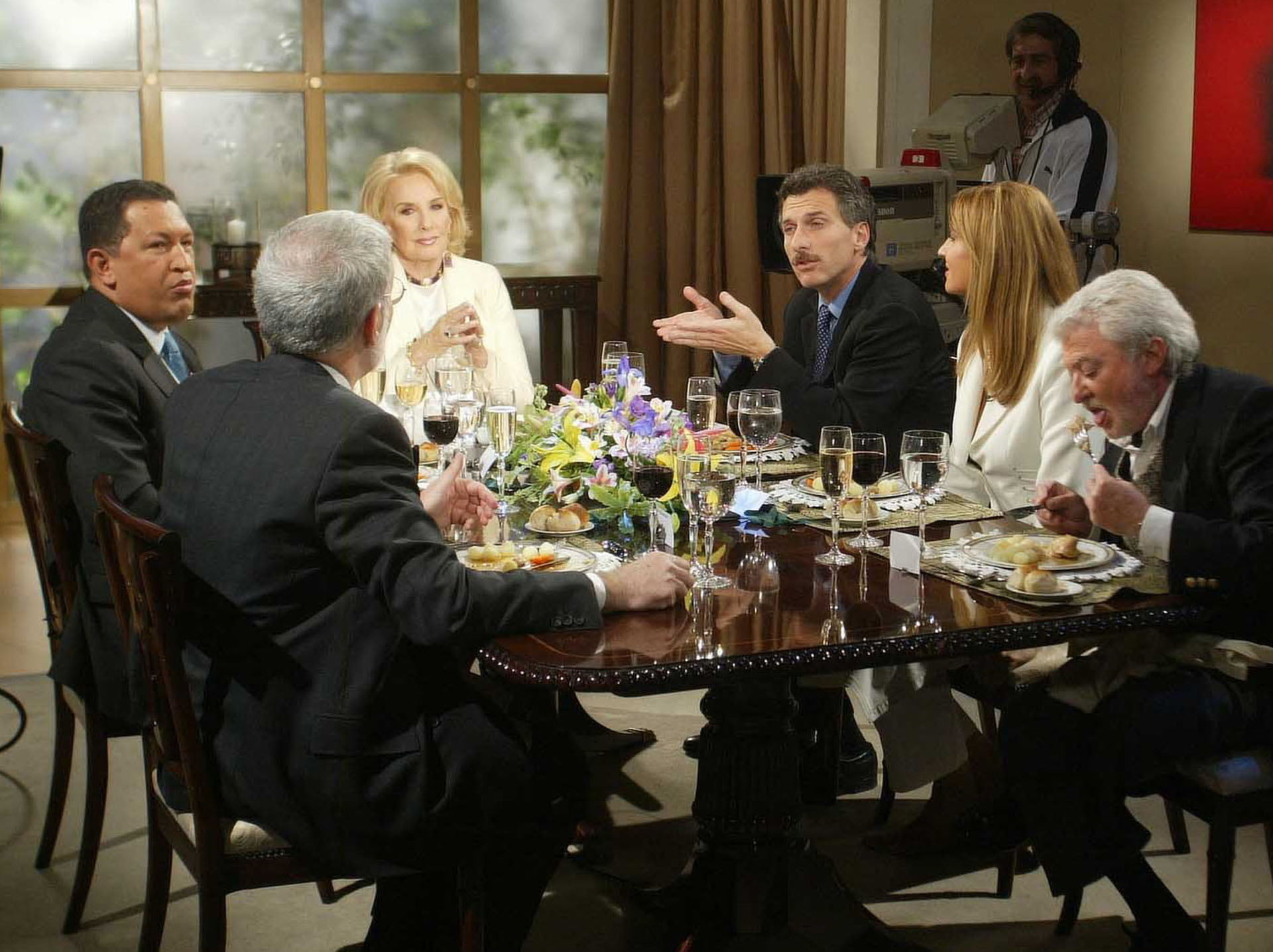 2003. Macri compartió la mesa de Mirtha Legrand junto al presidente venezolano, Hugo Chávez.