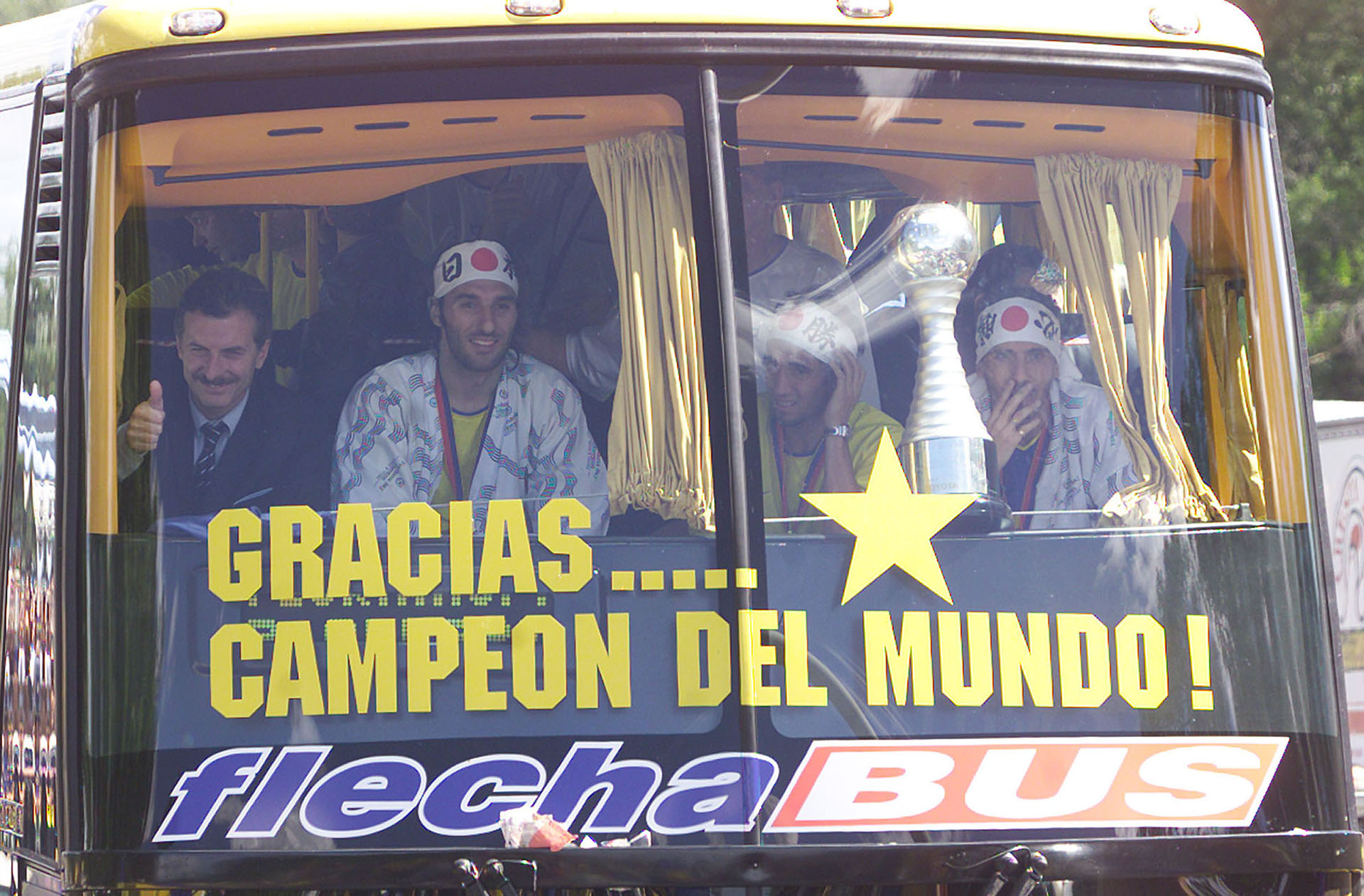 2003. Junto a los jugadores de Boca Rolando Schiavi, Matias Donnet y Diego Cagna, saludando a la caravana que recibió al plantel a su regreso de Tokio, tras su victoria frente al Milan de Italia en la final de la Copa Intercontinental