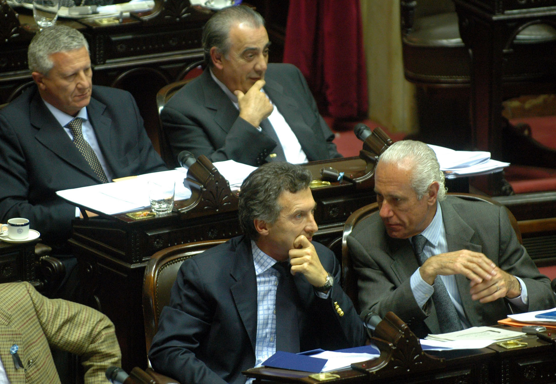 Entonces diputado nacional, junto a Jorge Vanossi durante la sesión llamada a efectos de tratar el proyecto de modificación de la Ley de Administración Financiera.