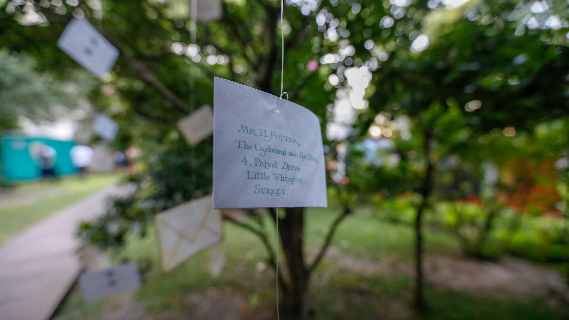 Los jardines de la embajada cumplieron las expectativas de los presentes que se sentían en la escuela de magia