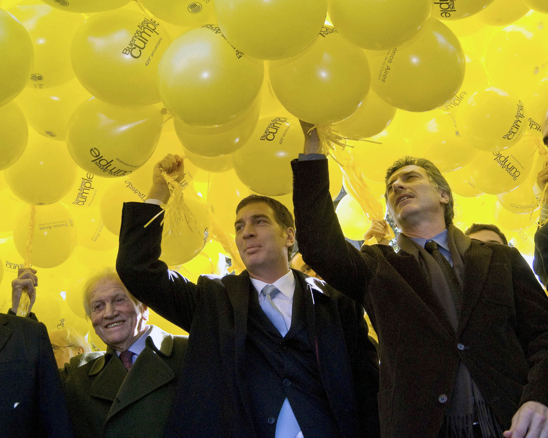 2009. Con Diego Santilli, vicepresidente de la Legislatura, y otras autoridades de la ciudad, durante los festejos por el 429avo Aniversario de la Segunda Fundacion de Buenos Aires.