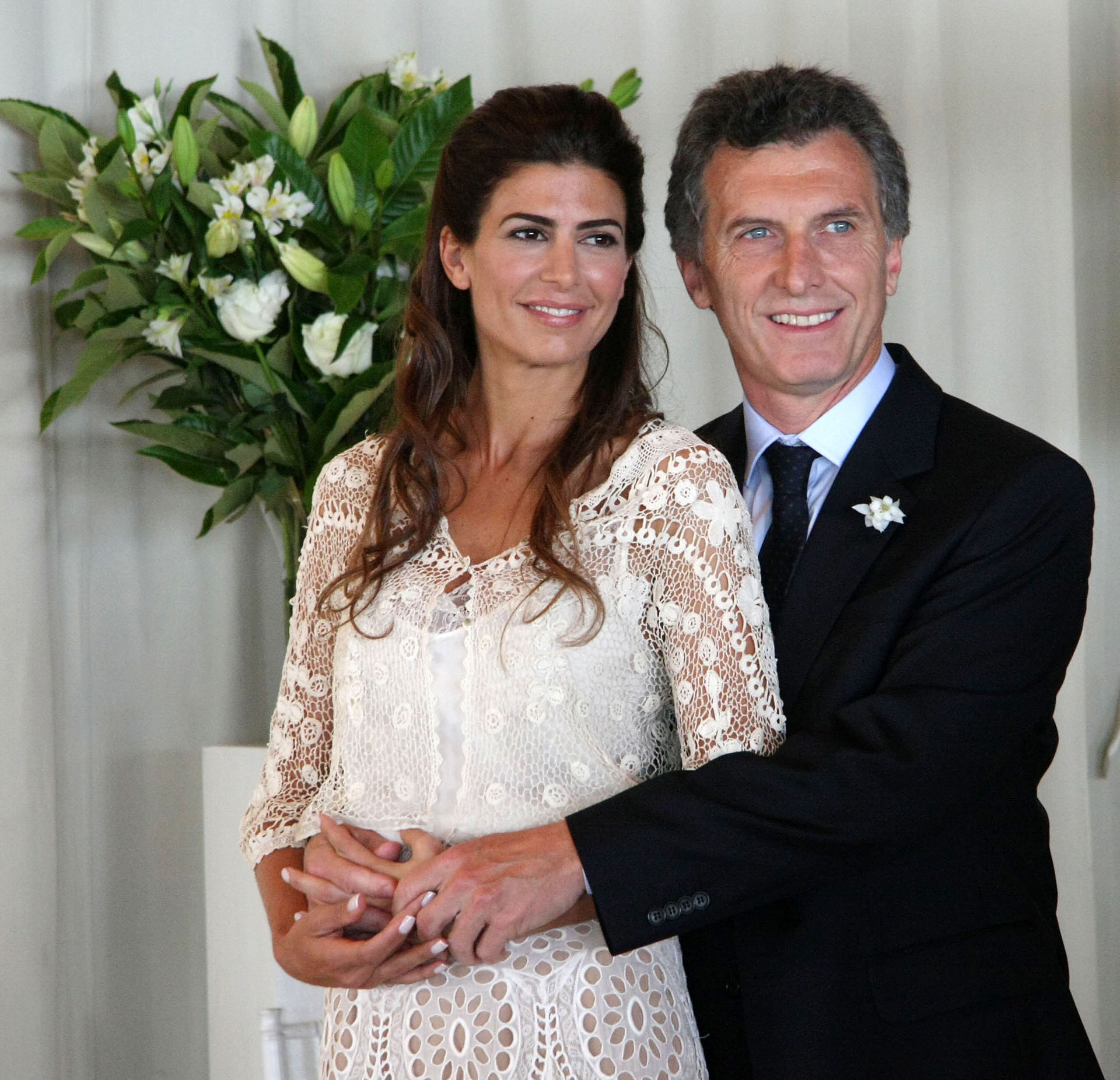 2010. Tras casarse con la empresaria Juliana Awada.
