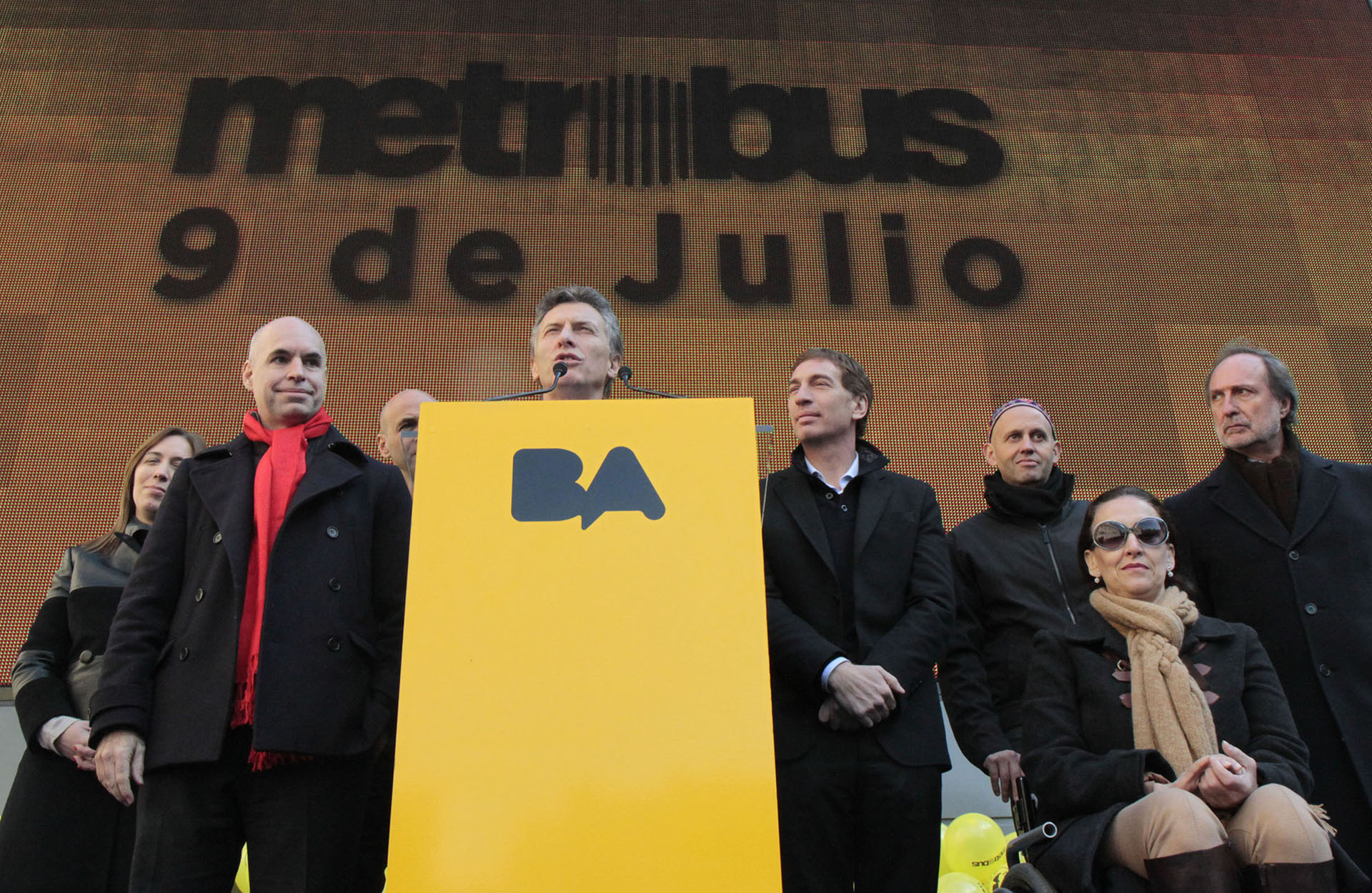 2011. Inauguración del primer Metrobús, ubicado en la Avenida 9 de Julio