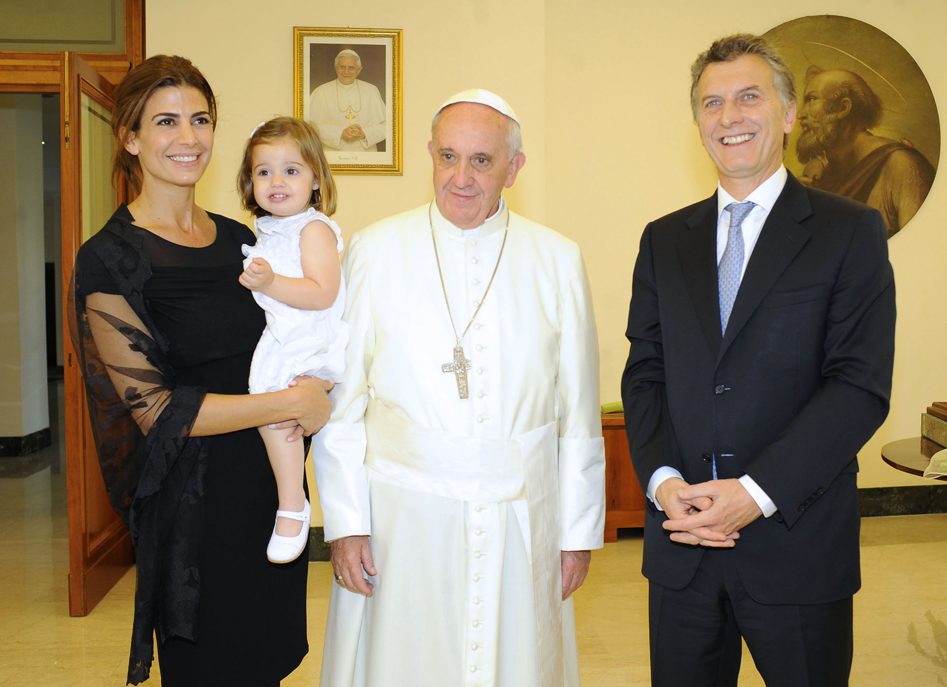 2013. Luego de una audiencia privada con el papa Francisco, a la que concurrió con Awada y Antonia.