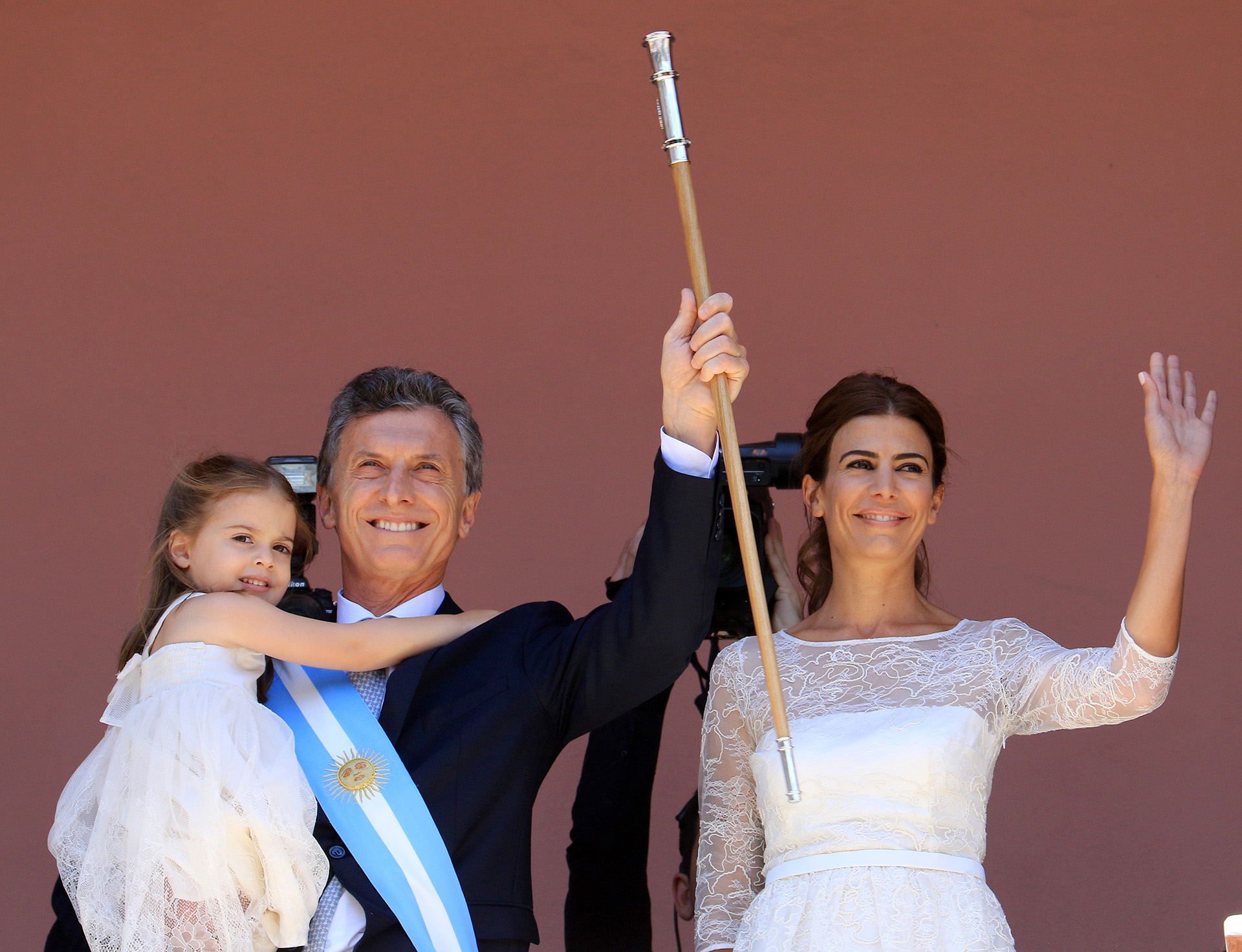 2015. En el balcón de la Casa Rosada junto a Awada y Antonia, luego de su toma de posesión como presidente de Argentina.