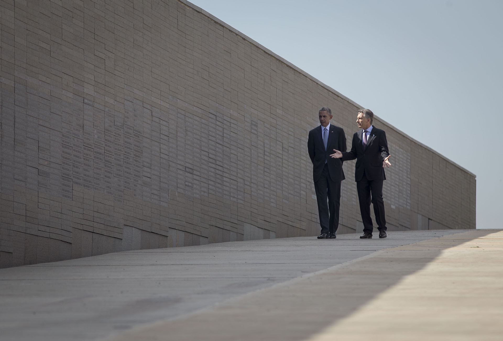 2016. Visita al Parque de la Memoria con su par norteamericano Barack Obama, durante su visita de Estado en marzo de ese año.