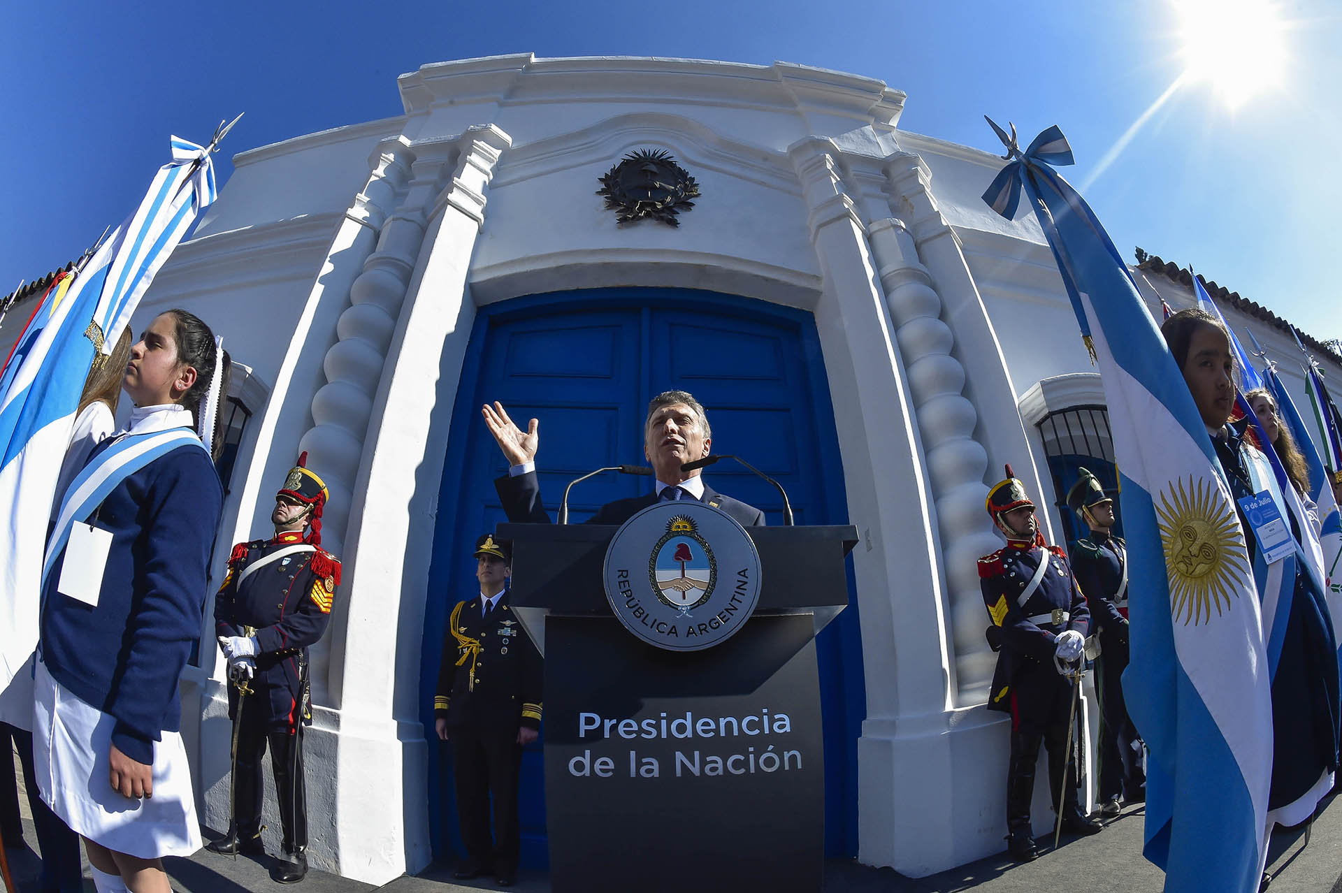 2016. Mensaje presidencial frente a la Casa Histórica, con motivo de los 200 años de la Declaración de la Independencia.