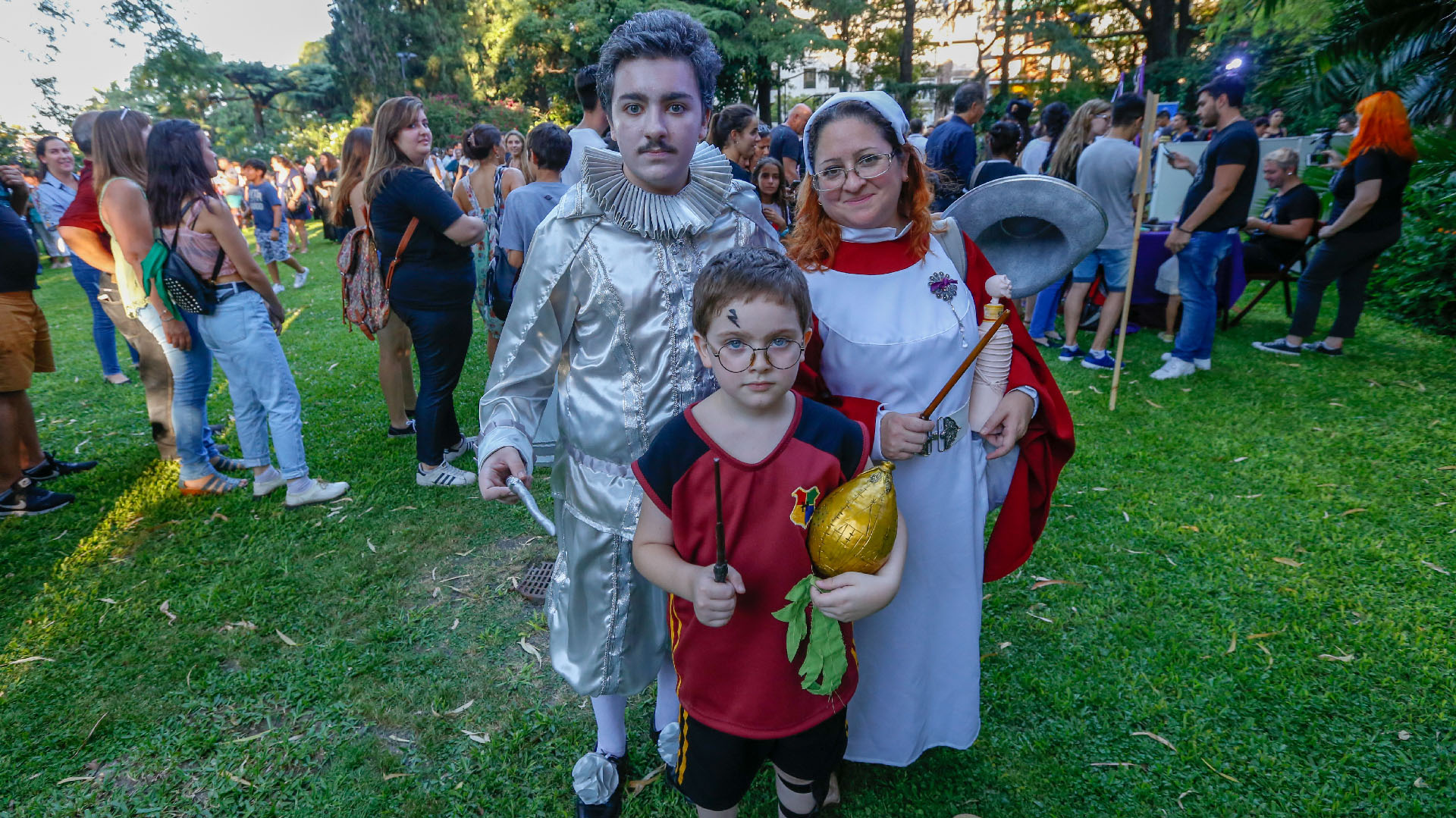 Los tres participantes ganaron el concurso como Sir Nicholas de Mimsy-Porpington, Madame Pomfrey, enfermera de Hogwarts y Harry Potter