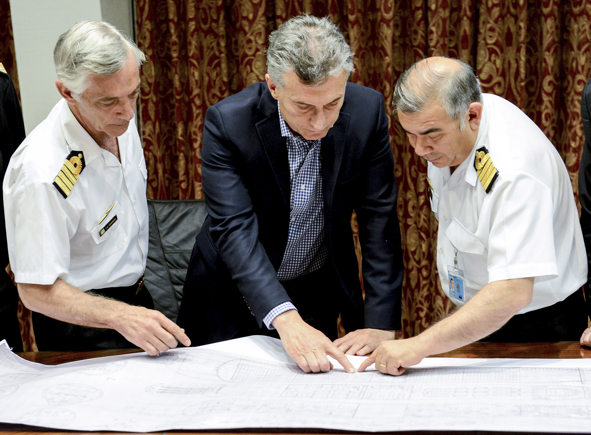 2018. En el Edificio Libertad con los altos mandos de las Fuerzas Armadas para interiorizarse sobre la marcha de los operativos de búsqueda del submarino ARA San Juan.