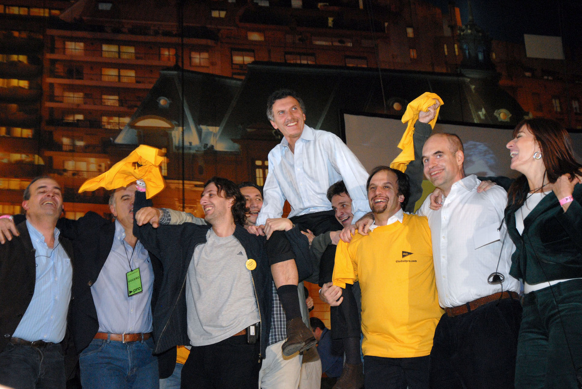 2007. Ya como líder del PRO, Macri festeja luego de consagrarse como Jefe de Gobierno tras imponerse sobre Daniel Filmus en segunda vuelta.