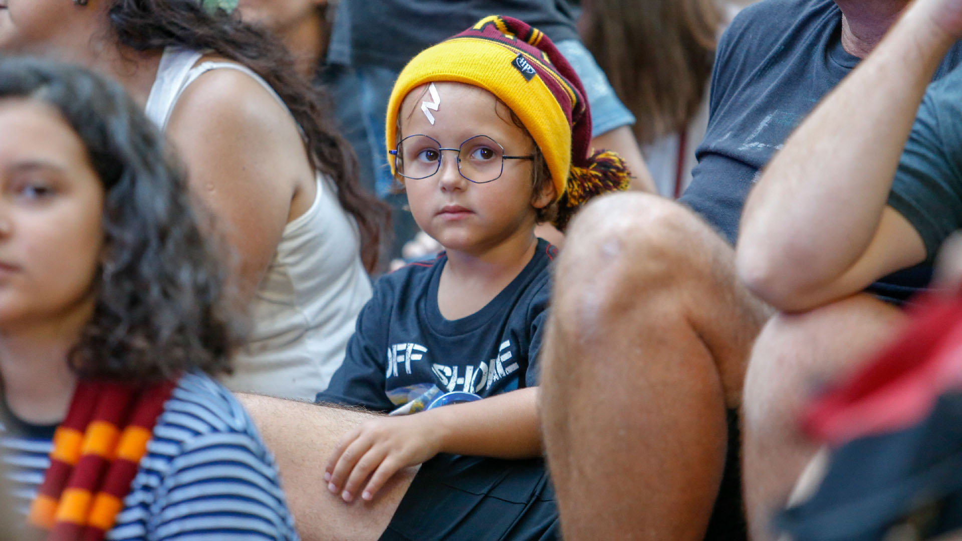 En el pasto, los fans se empezaban a juntar para escuchar la lectura del capítulo 8 del primer libro de la saga