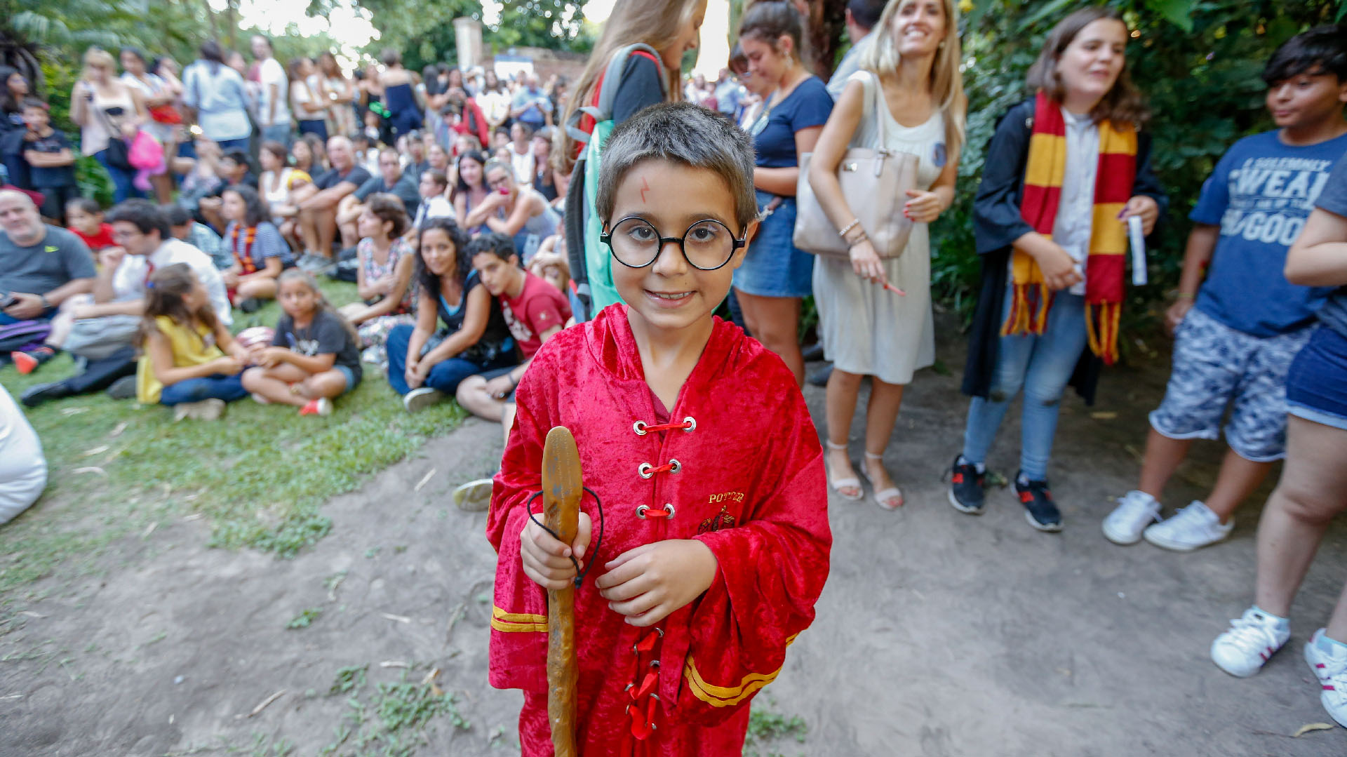 Un joven Harry Potter haciendo la fila para participar del concurso de disfraces