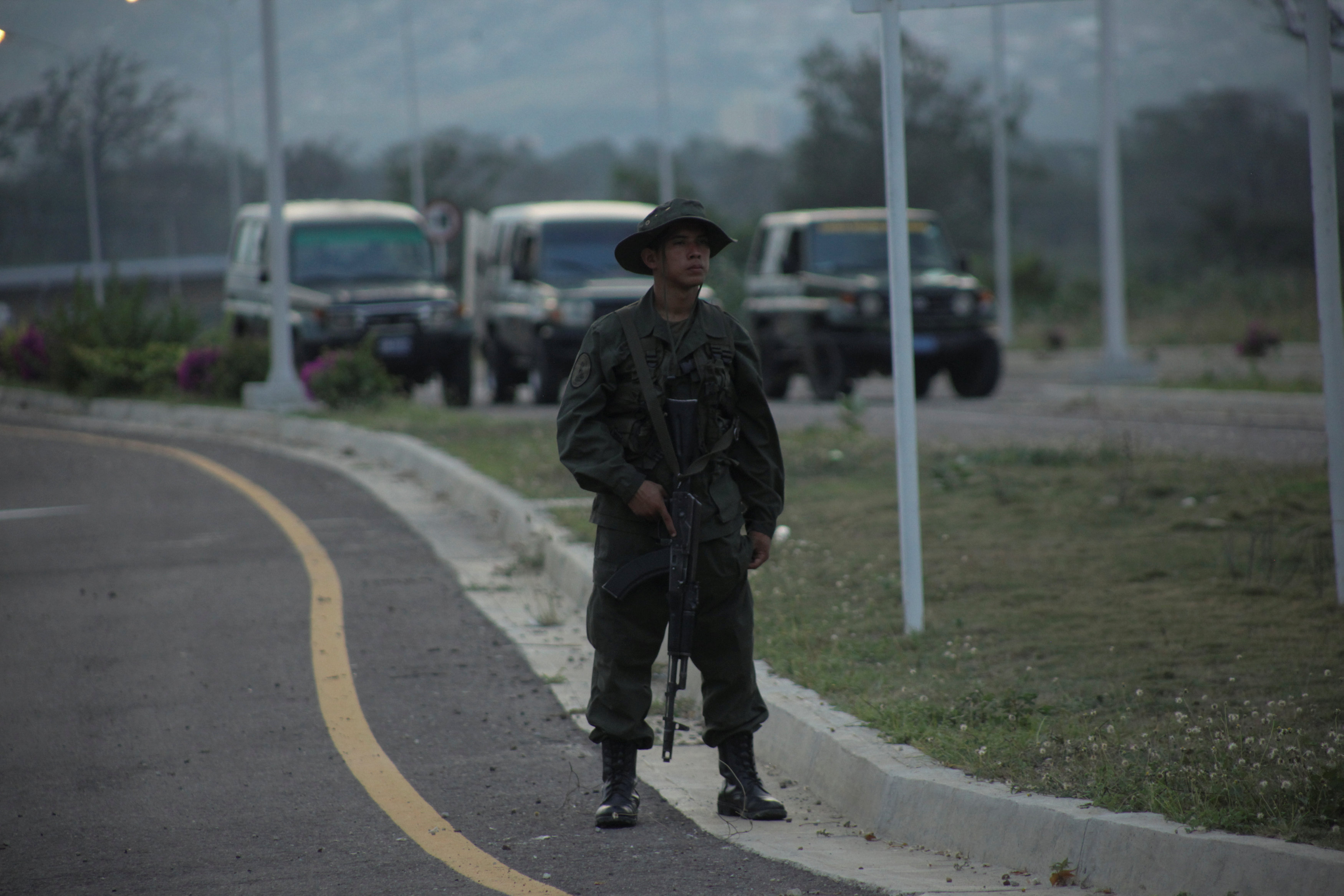 Un soldado venezolano en la frontera entre Colombia y Venezuela, donde debería pasar la ayuda humanitaria (REUTERS/Carlos Eduardo Ramirez)