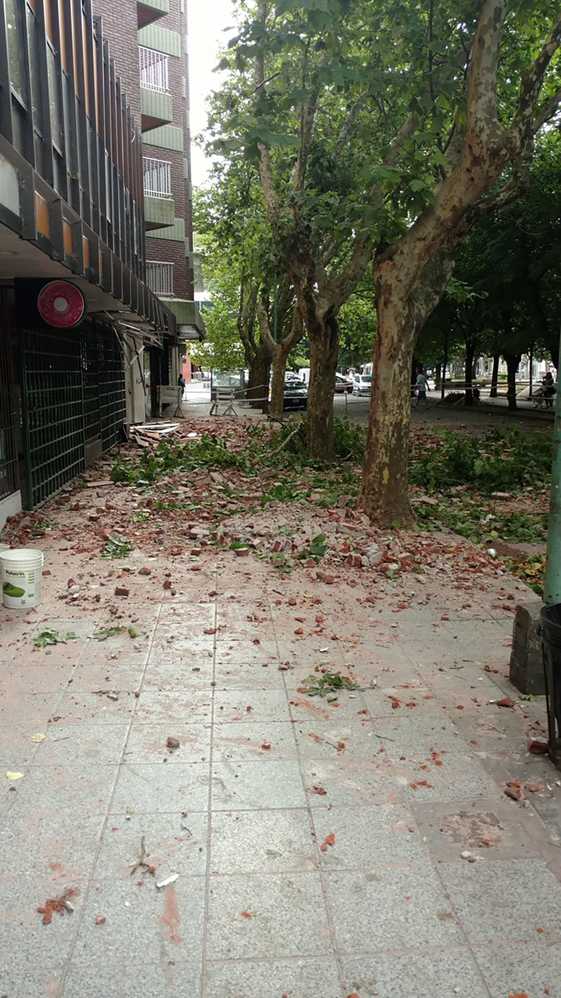Personal de Defensa Civil colocó vallas perimetrales como medidas preventivas.