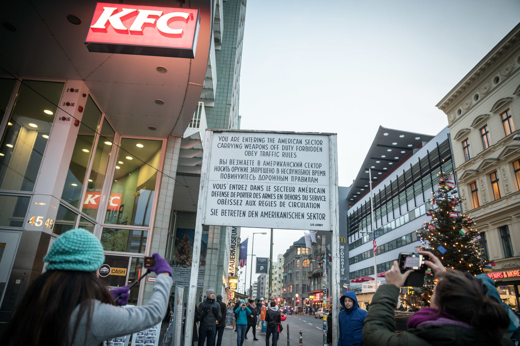 Una réplica del famoso letrero en inglés, francés, ruso y alemán que informaba a las personas que estaban ingresando al sector estadounidense de Berlín. Credit Gordon Welters para The New York Times