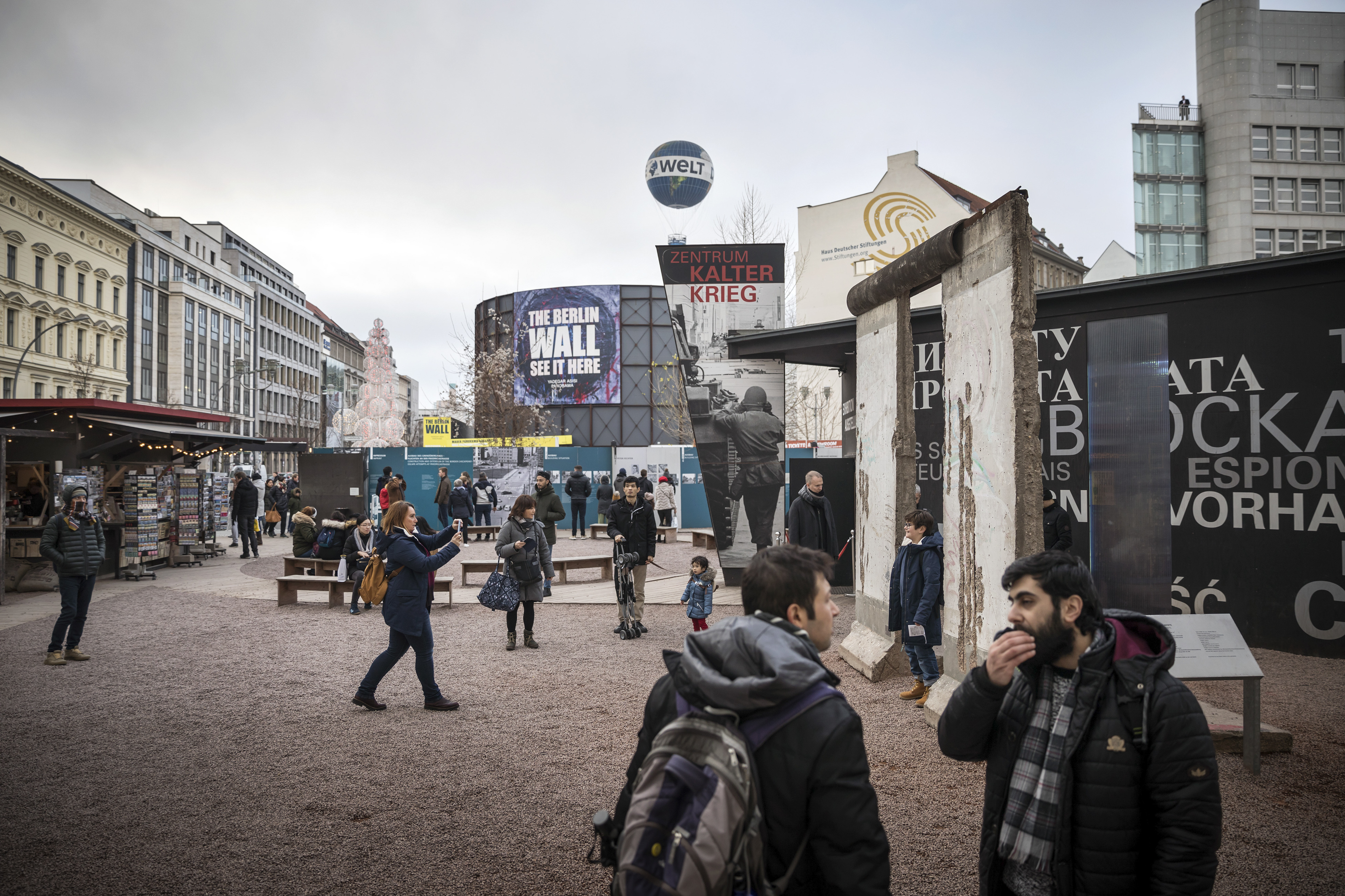 Muchos de los turistas que llegan a Berlín quieren ver lo que queda del muro; los restos no son difíciles de encontrar. (Gordon Welters/The New York Times)