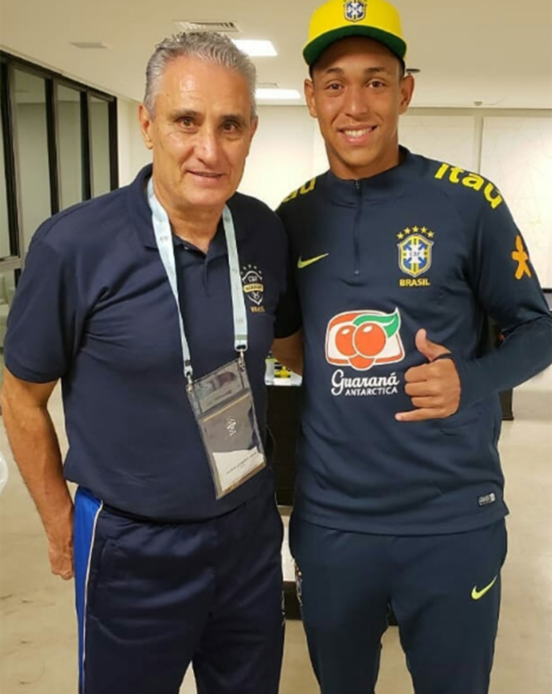 Christian Esmério junto a Tite, entrenador de la selección brasileña