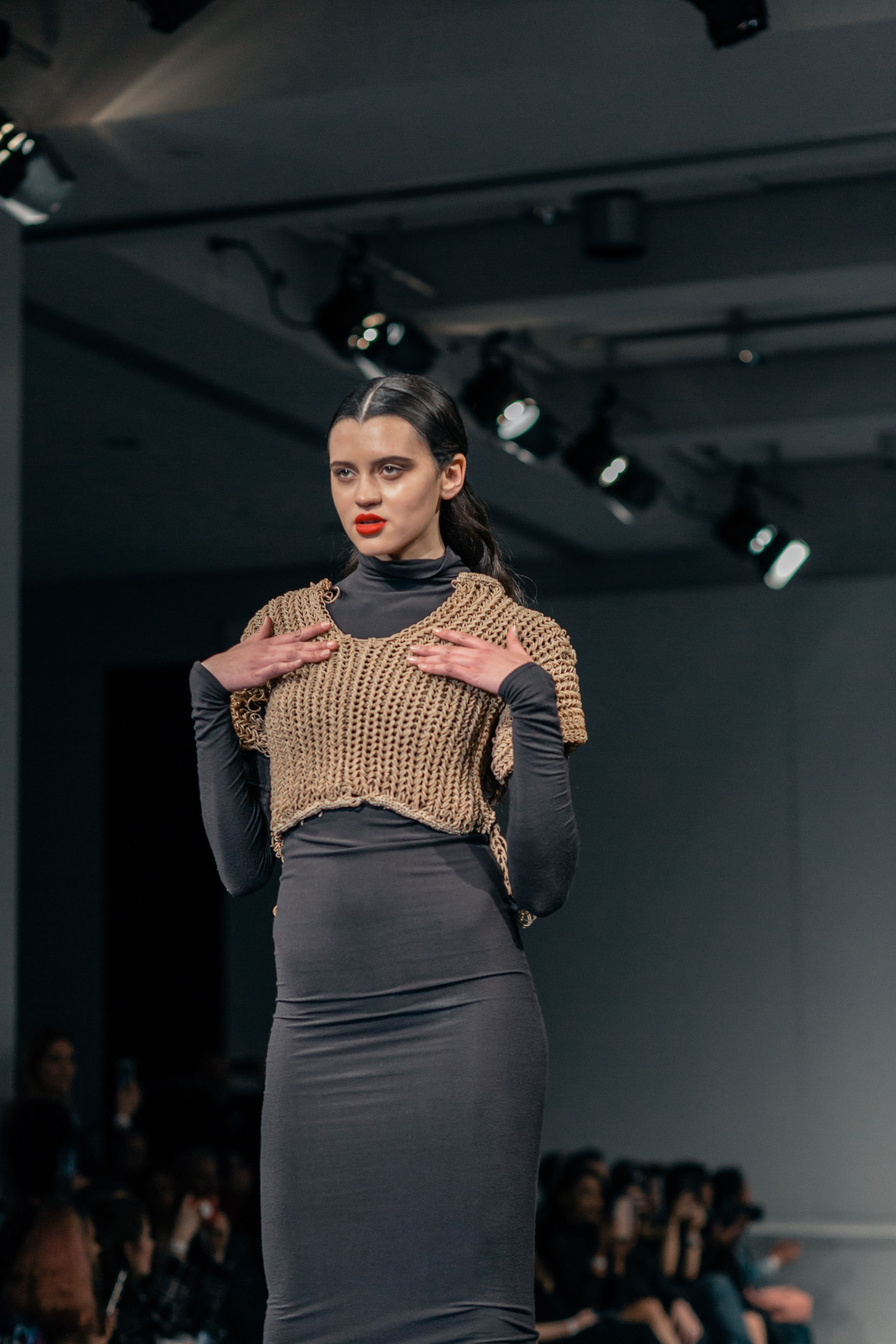 Superposición de géneros y prendas, las tendencias que eligieron los diseñadores para crear sus looks de pasarela