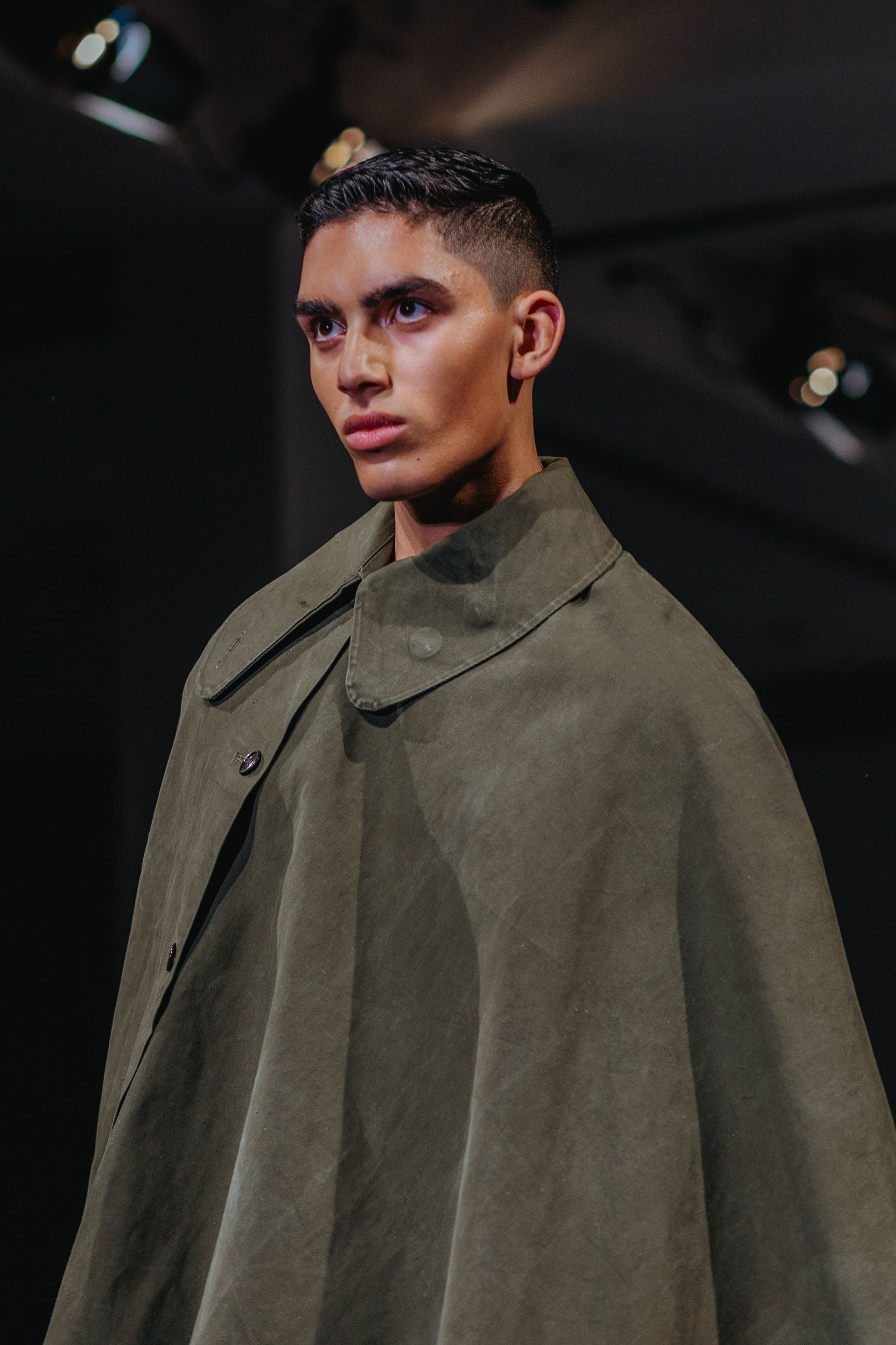 Gamuza estilo capa cruelty free: la moda masculina copó la pasarela de Los Ángeles