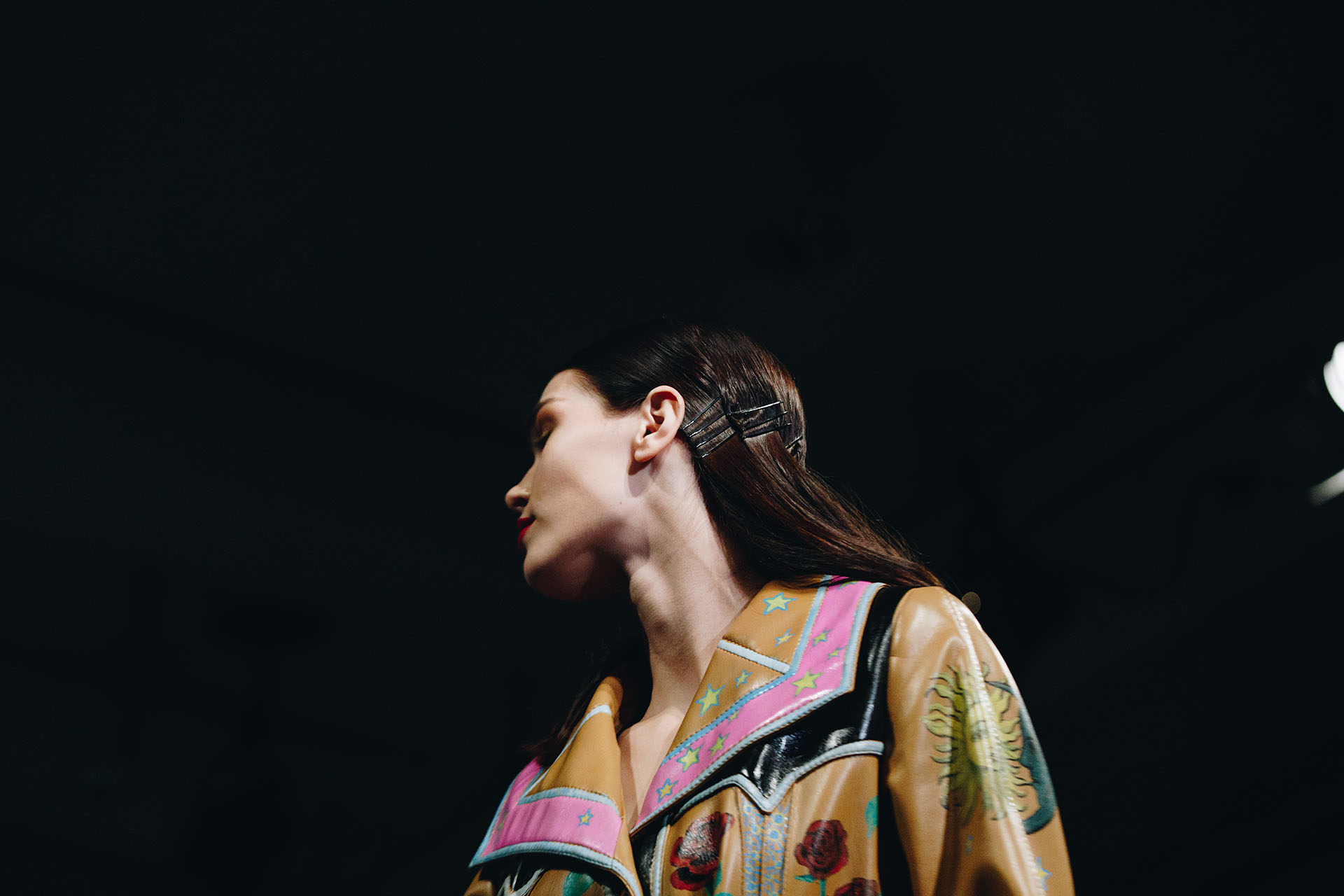 Las hebillas en la cabeza, el beauty look del momento también acaparó la semana de la moda vegana
