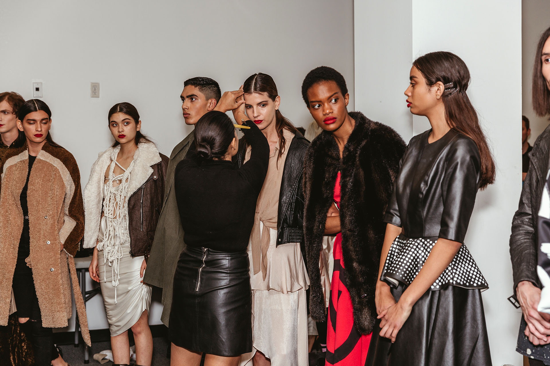 Los últimos retoques en el backstage. En total desfilaron más de 40 modelos
