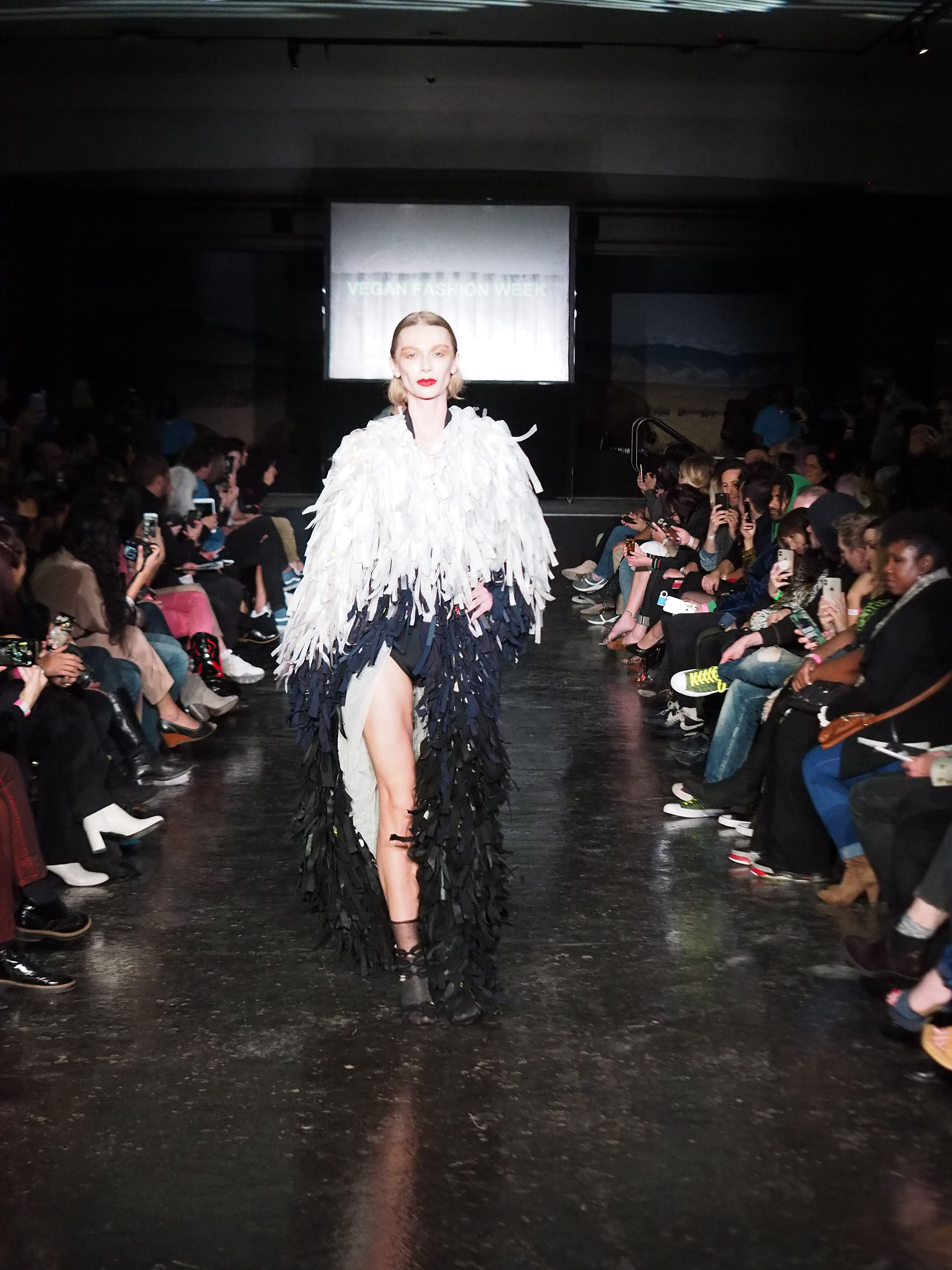 Todas las prendas fueron confeccionadas a partir de fibras textiles que no son de origen animal, cruelty fry, bajo el concepto de slow fashion que promueve la compra consciente del consumo de ropa en el mundo, un fenómeno que cada vez más marcas apoyan