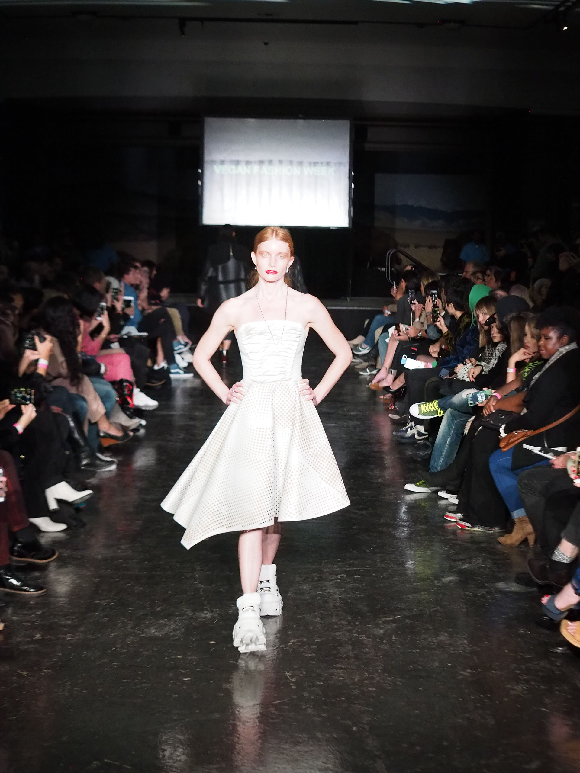 Un vestido realizado íntegramente en cuero ecológico