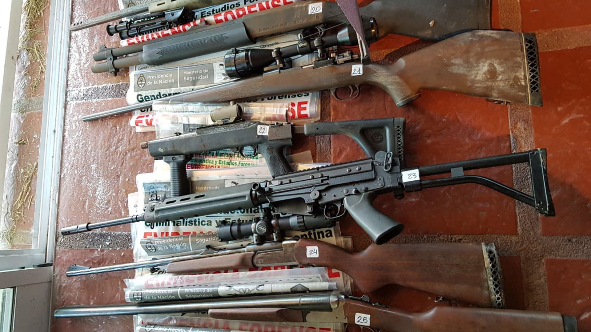 Parte del arsenal que se encontró en la vivienda