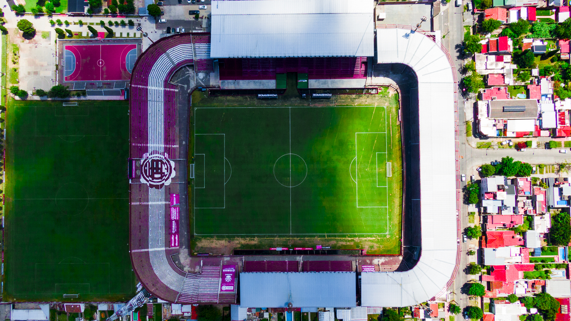 “La Fortaleza” de Lanús por Luis Ventura: “Me crié en Lanús, crecí en el barrio y al toque me hice del “Grana”. Por Lanús me han bajado los dientes. Jugué 13 años en Lanús, llegué a debutar en Primera. Tengo pedazos de tablón de la vieja cancha de madera. ¡La Fortaleza no la llena cualquiera! En el sur manda Lanús”.