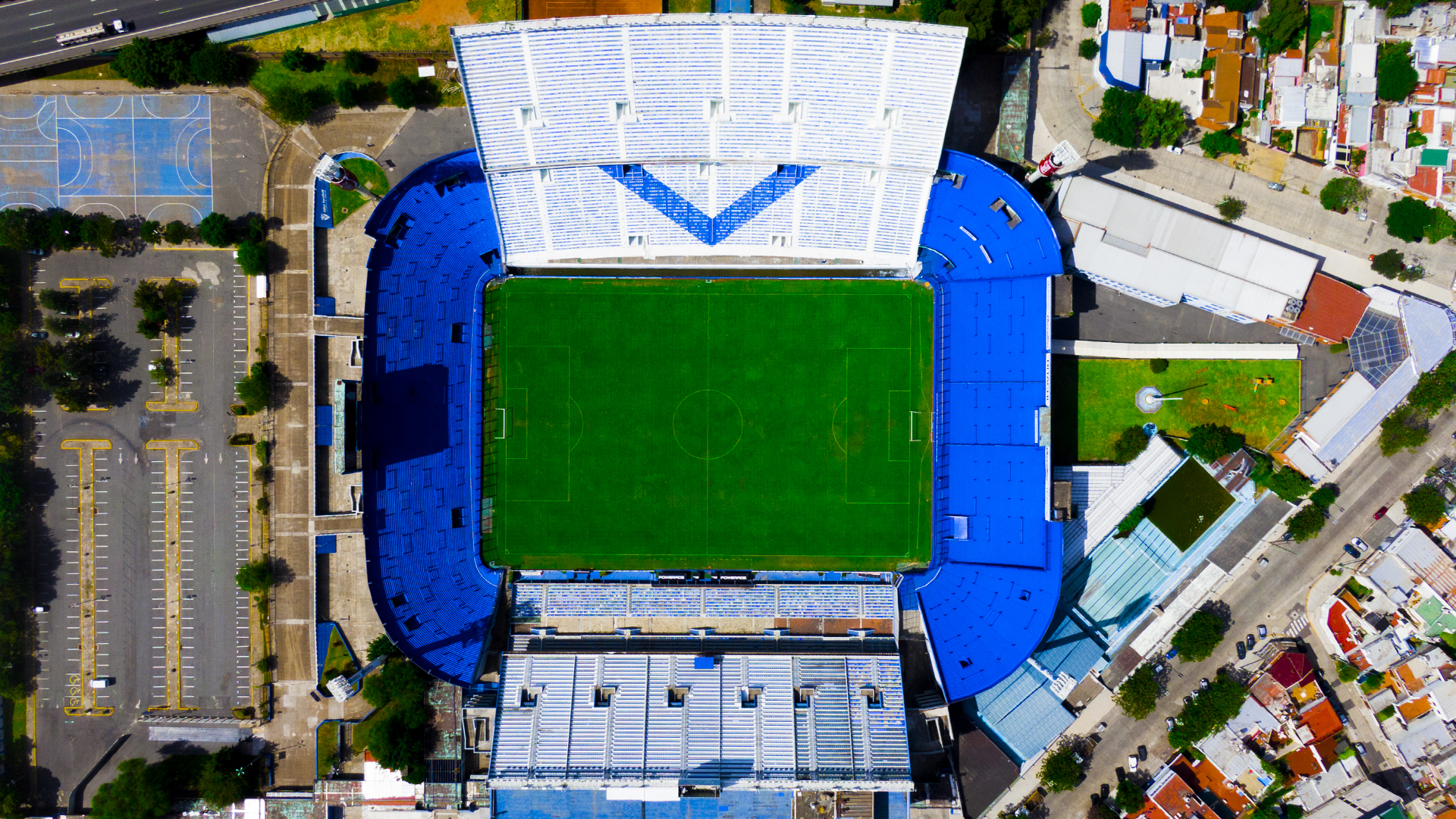 “El Fortín” de Vélez Sarsfield por Nicolás Cabré (actor): “Me hice hincha de Vélez por Raúl Gámez que era amigo de mi papá, nos juntábamos en el club a comer. Los domingos veníamos a la cancha a verlo y quería que gane el equipo de Raúl; terminé sufriendo cuando perdía y de repente me hice hincha de Vélez. No soy un enfermo, pero lo disfruto. Es un momento en el que vengo con amigos y me hace recordar a esa época en la que estábamos todos. Es un momento hermoso estar en la cancha, mi hija es fanática”.