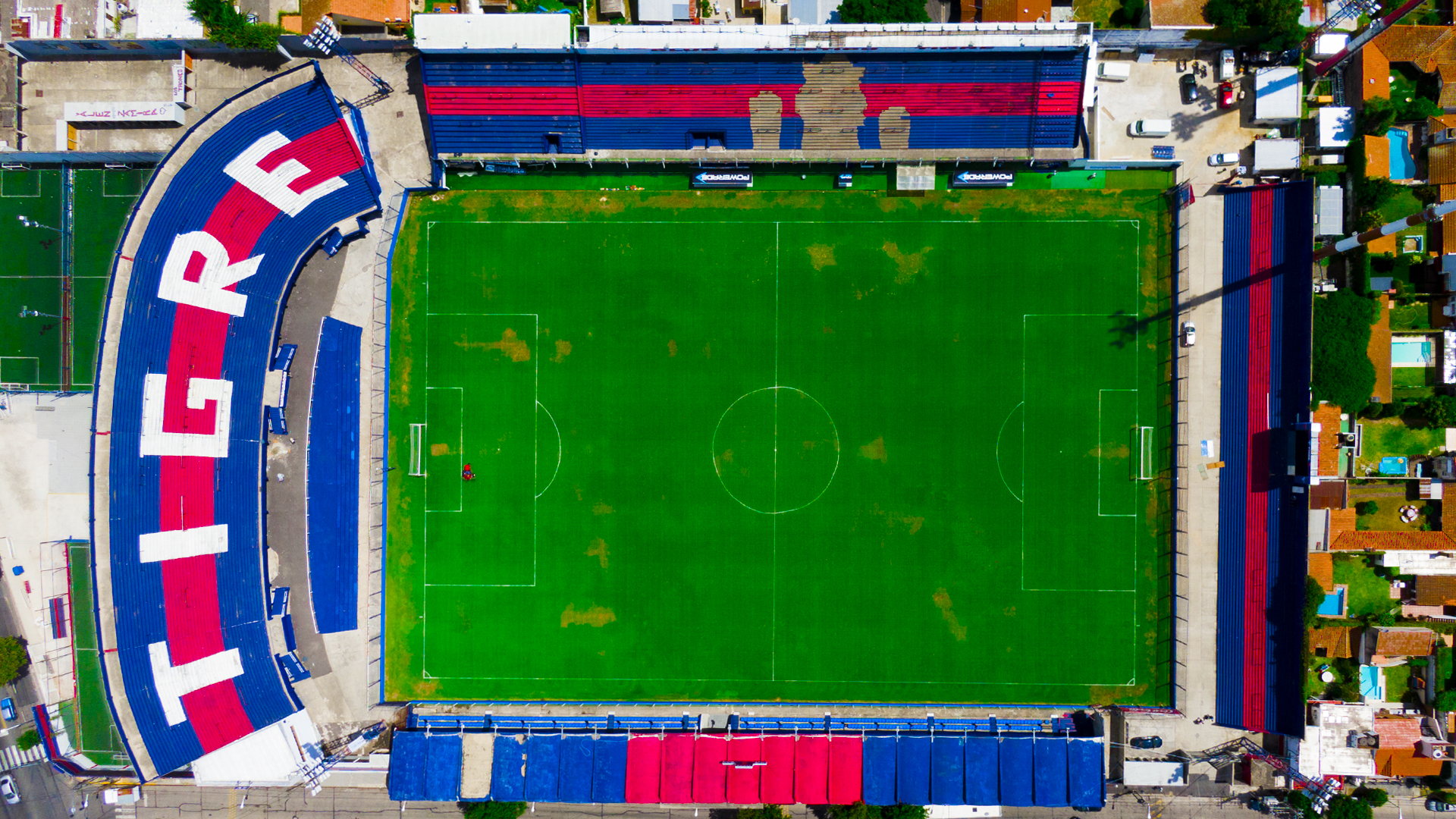 “El Monumental de Victoria” de Tigre por Pablo Lescano (músico): “Tigre es el barrio, los sentimientos. Cuando uno creció, creció con esta gente. Me acuerdo en el 2002 ó 2003 pensaba ¿cuándo vamos a estar en la A? ¿cuándo va a llegar? ¡Y acá está!”.