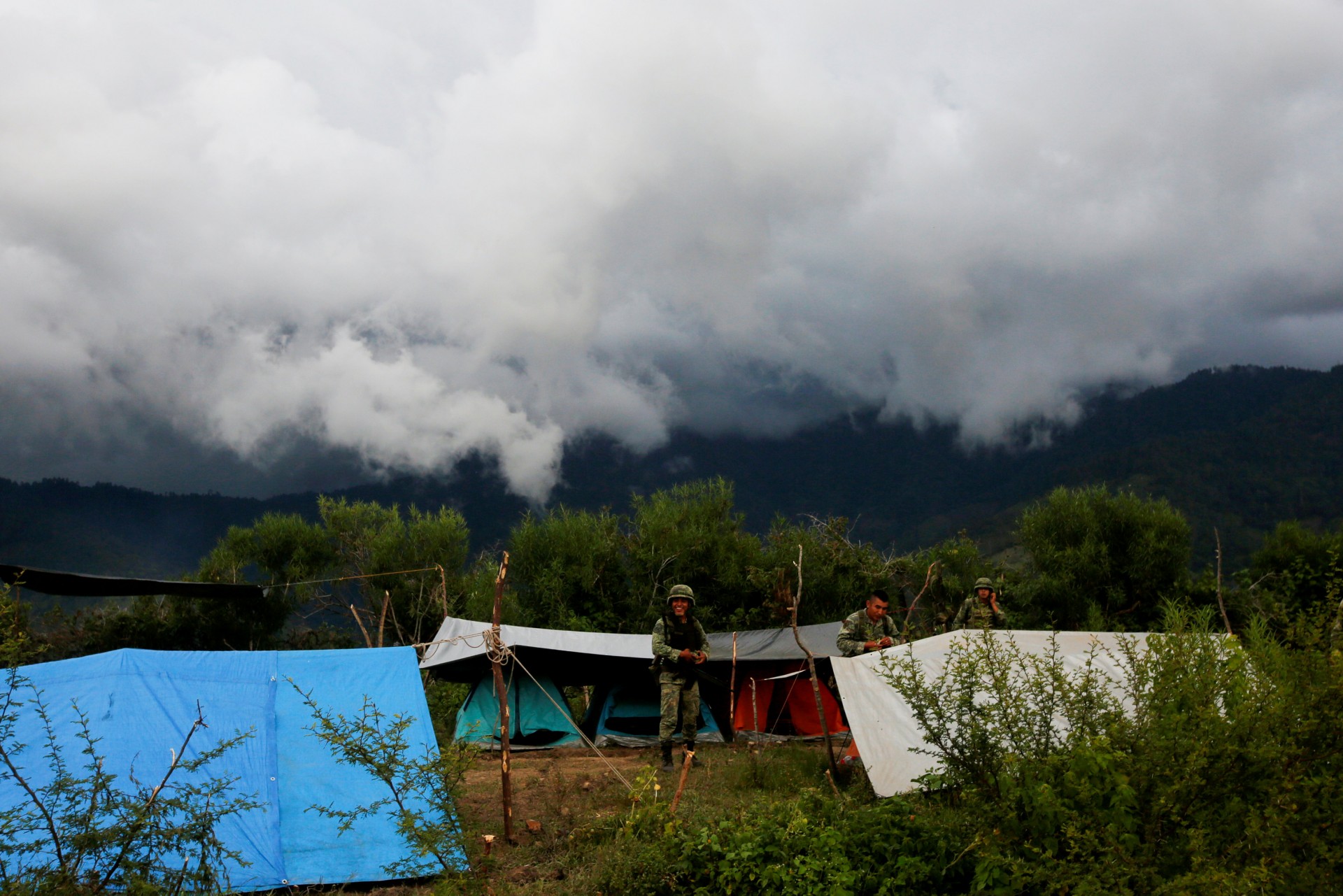 Un soldado se ríe de un campamento cerca del área donde encontraron una plantación ilegal de opio cerca de Pueblo Viejo en la Sierra Madre del Sur, en el estado sureño de Guerrero, México, el 24 de agosto de 2018.