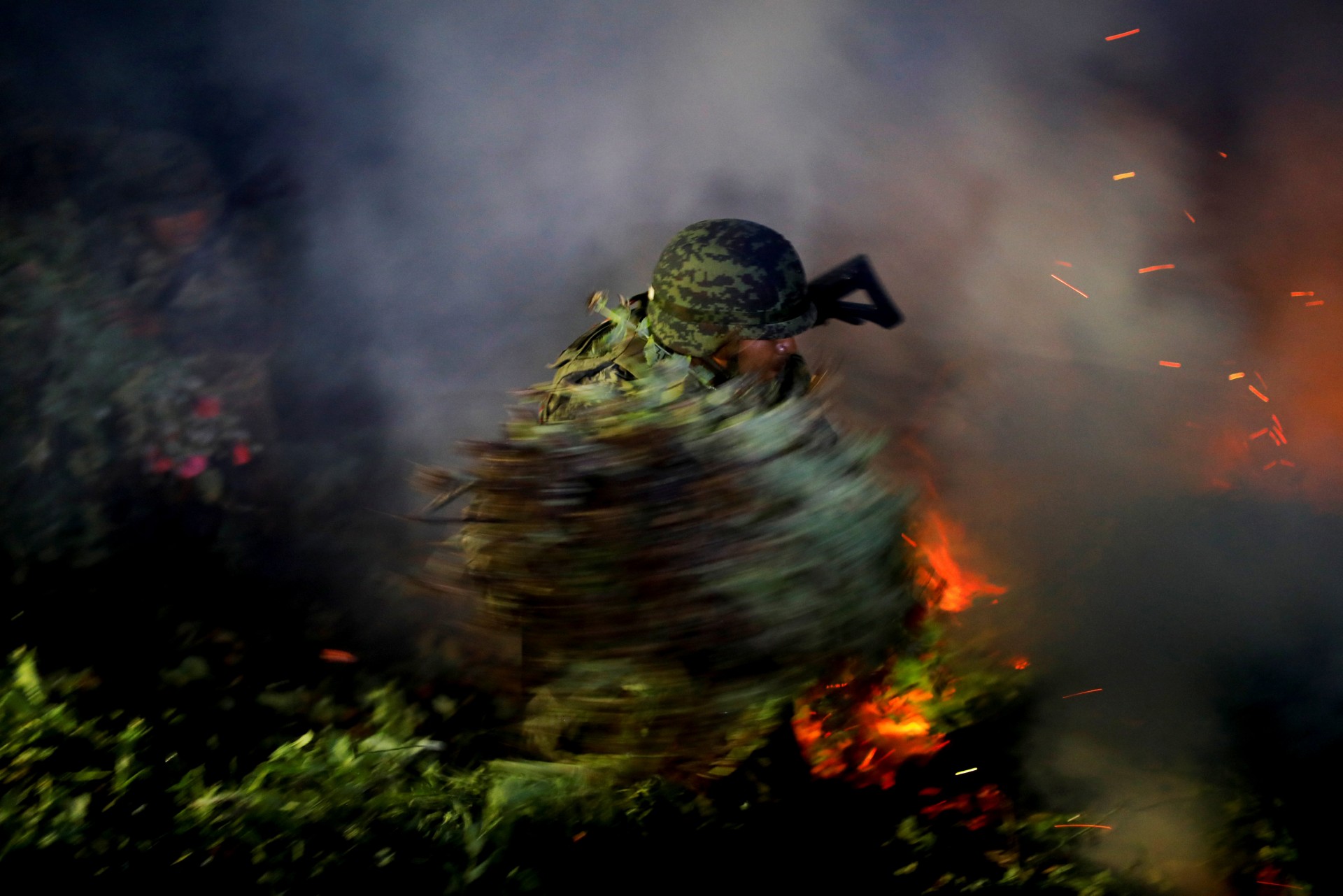 Un soldado quema una plantación ilegal de opio cerca de Pueblo Viejo en la Sierra Madre del Sur, en el estado sureño de Guerrero, México, el 24 de agosto de 2018.