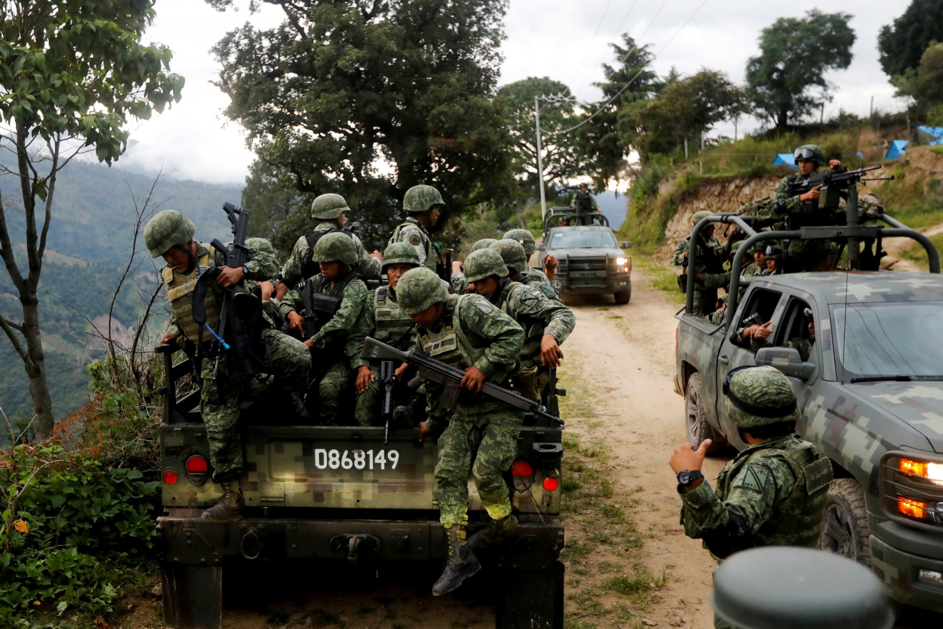 Los soldados llegan al área donde encontraron una plantación ilegal de opio en la Sierra Madre del Sur, en el estado sureño de Guerrero, México, el 24 de agosto de 2018.