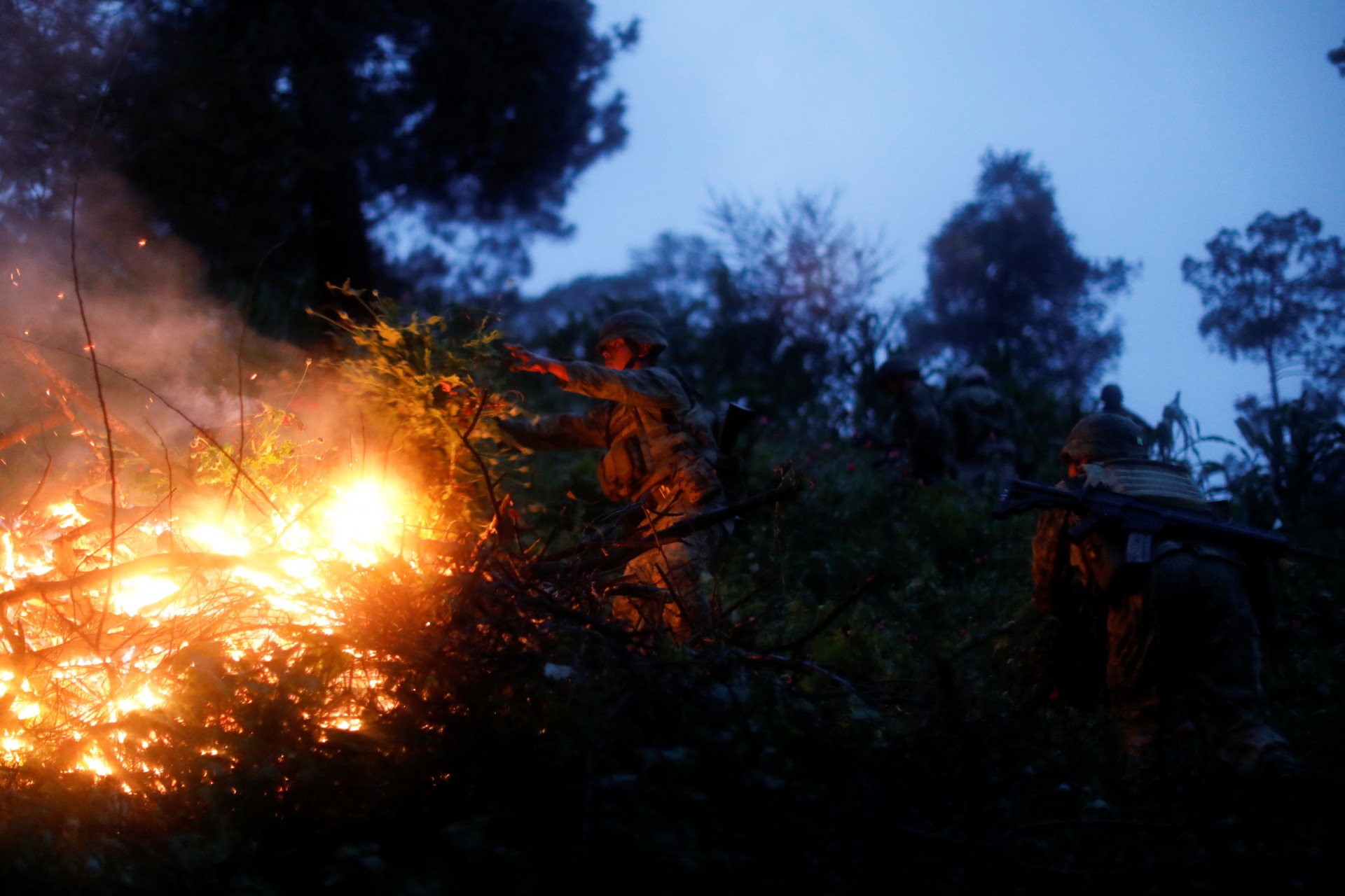 Un soldado quema una plantación ilegal de opio cerca de Pueblo Viejo en la Sierra Madre del Sur, en el estado sureño de Guerrero, México, el 24 de agosto de 2018.