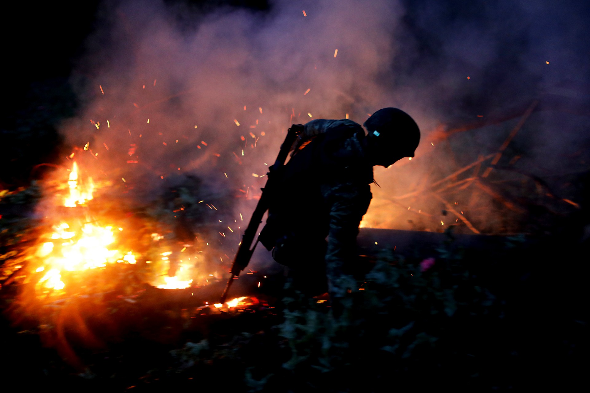 Un soldado quema una plantación ilegal de opio cerca de Pueblo Viejo en la Sierra Madre del Sur, en el estado sureño de Guerrero, México, el 24 de agosto de 2018. REUTERS / Carlos Jasso BUSQUE “JASSO OPIUM” PARA ESTA HISTORIA. BÚSQUEDA “UNA IMAGEN MÁS AMPLIA” PARA TODAS LAS HISTORIAS.
