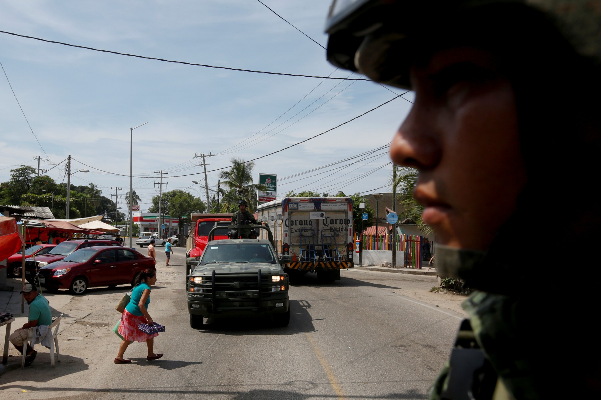 Soldados patrullan el área de camino a la Sierra Madre del Sur, en el estado sureño de Guerrero, México, el 24 de agosto de 2018.