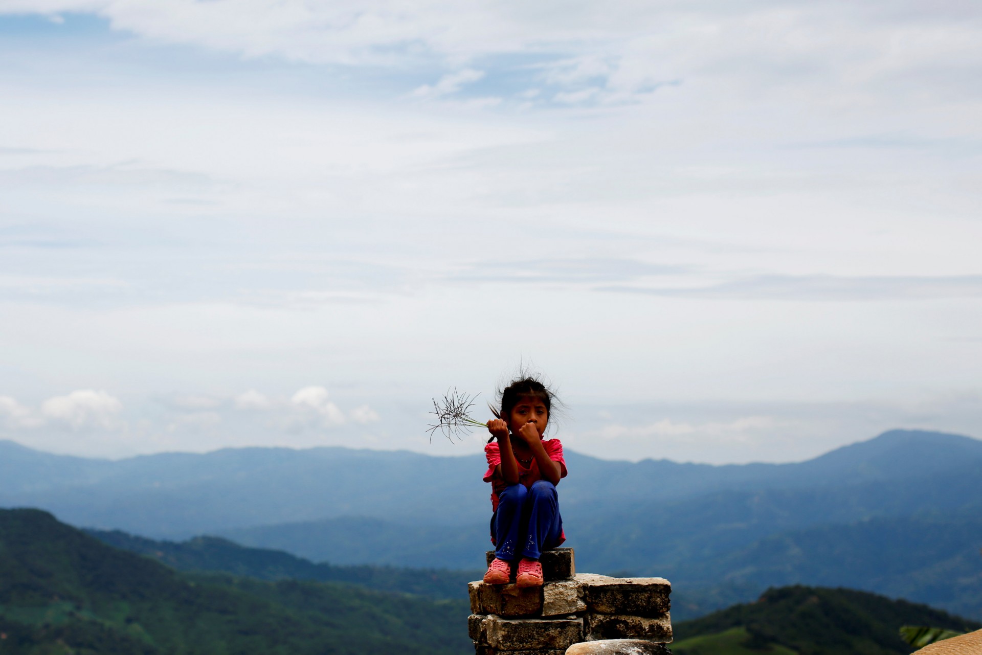 Un niño se sienta en una acera en Santa Cruz Yucucani, en la Sierra Madre del Sur, en el estado sureño de Guerrero, México, el 18 de agosto de 2018.