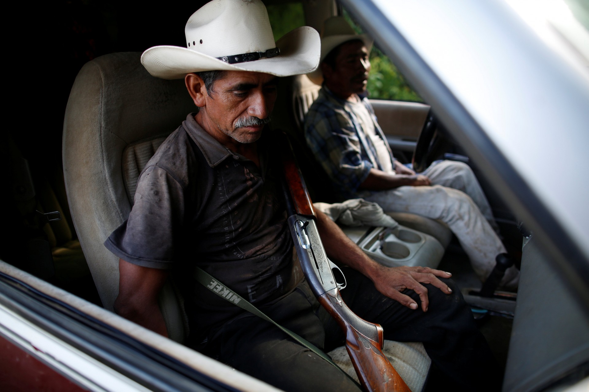 El agricultor de adormidera Francisco Santiago Clemente sostiene su arma dentro de un auto en un campo de maíz en Juquila Yucucani en la Sierra Madre del Sur, en el estado sureño de Guerrero, México, 18 de agosto de 2018. REUTERS / Carlos Jasso BUSCA “OPCIÓN DE JASSO” PARA ESTO HISTORIA. BÚSQUEDA “UNA IMAGEN MÁS AMPLIA” PARA TODAS LAS HISTORIAS.