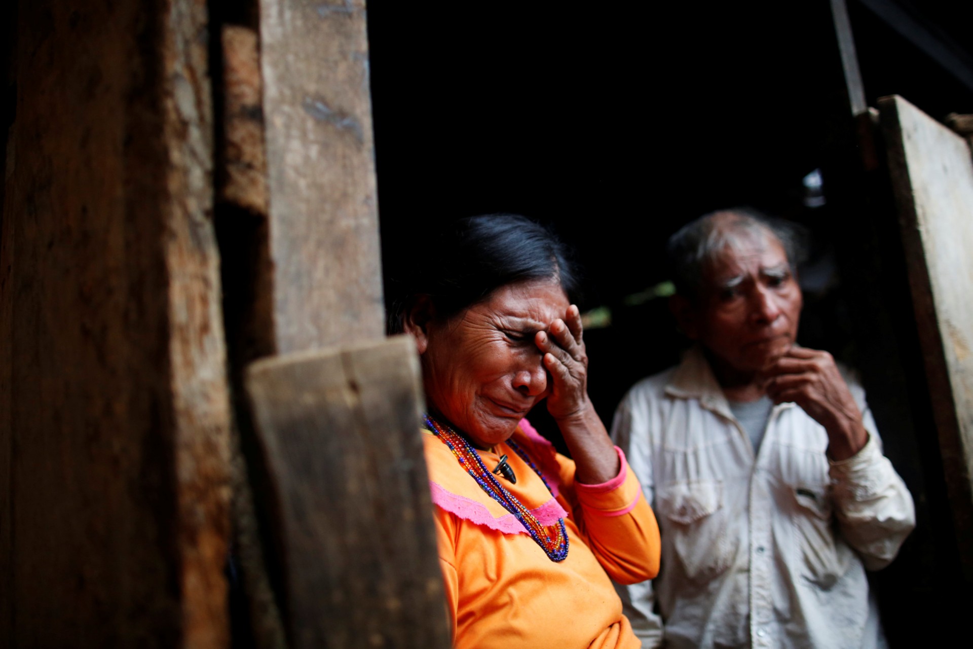 La granjera Nieves García reacciona junto a su esposo cuando habla con Reuters en Juquila Yucucani, en la Sierra Madre del Sur, en el estado sureño de Guerrero, México, el 17 de agosto de 2018. “No somos narcotraficantes, queremos una vida digna”. “dijo García, que ha crecido amapolas desde que era una niña. “Mis hijos han dejado este lugar porque no hay forma de salir adelante”.