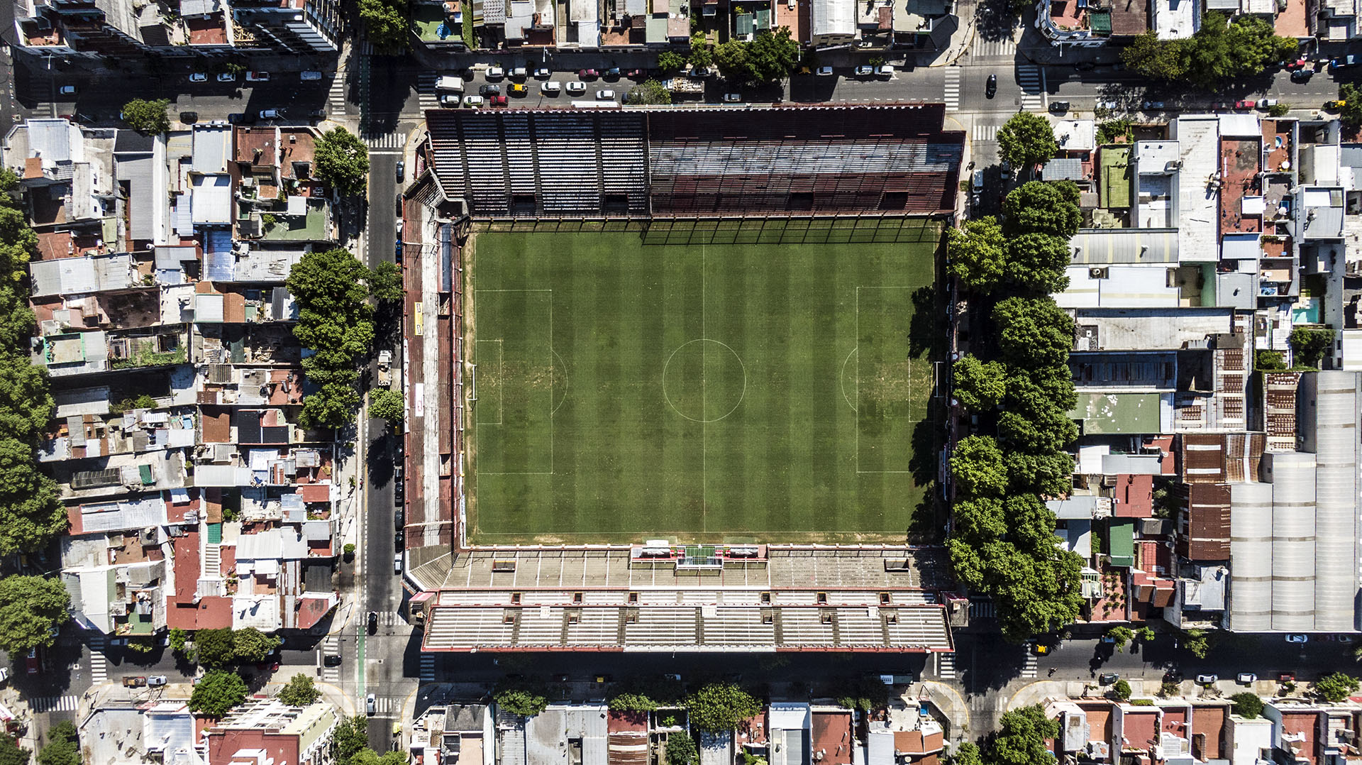 El estadio “Diego Armando Maradona” de Argentinos Juniors por Gabriel Schultz (periodista): “El barrio me hizo hincha de Argentinos. Mi viejo era hincha de Boca y me llevó a la Bombonera de chico pero no sentía lo que me tiraba cuando iba a la cancha con mis amigos a la tarde después de la escuela. Fue más fuerte el barrio y estar cerca del estadio. Me hice de Argentinos cuando jugaba Maradona y era difícil que mi papá me negara ir a verlo, muchas veces iba con él”.