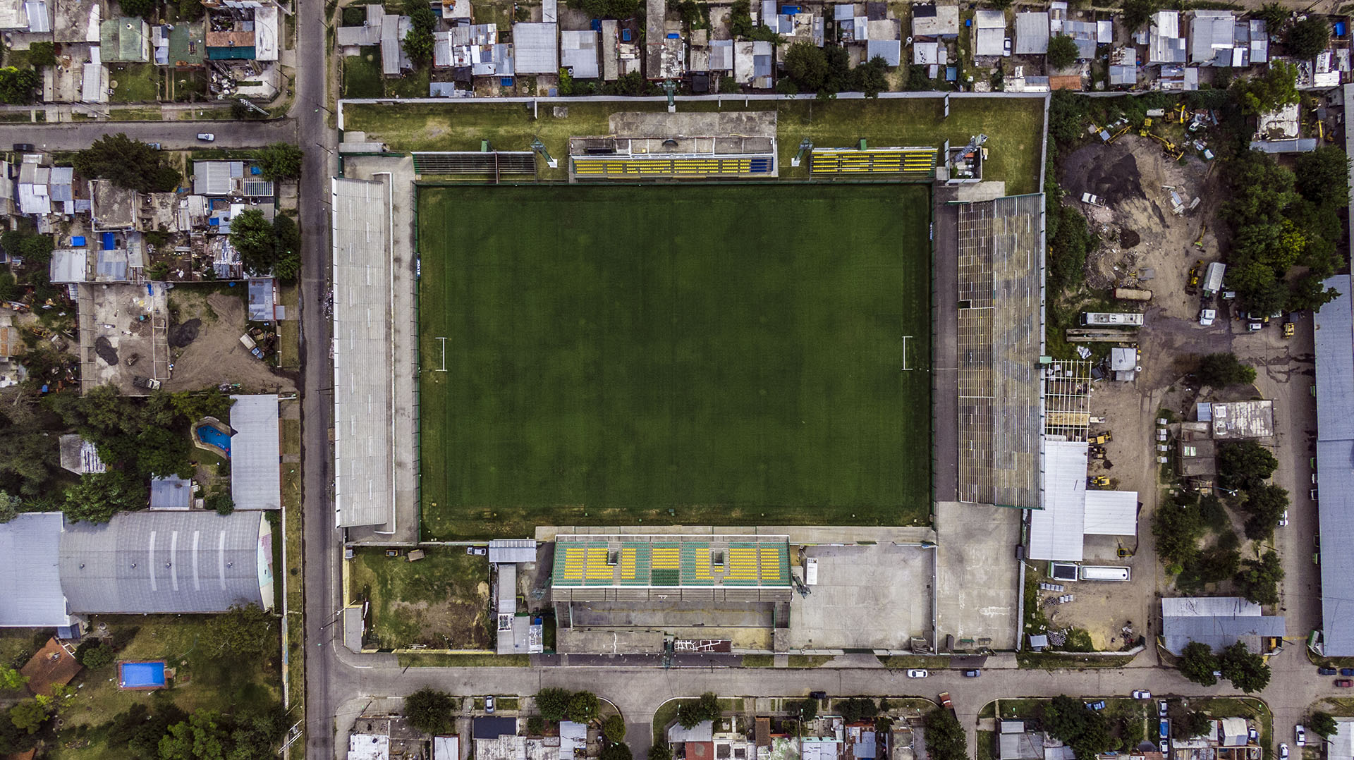 “El Tito Tomaghello” de Defensa y Justicia por Fernando Saucedo (boxeador): “Es mi segunda casa. Soy nacido en Varela y amo a mi ciudad. Cuando pise la cancha de Defensa me enamoré del club, de la gente y hasta hoy soy hincha. El gol que más recuerdo fue el del ascenso, el último de Brian (Fernández) contra Racing, que fue el primer gol en Primera”.
