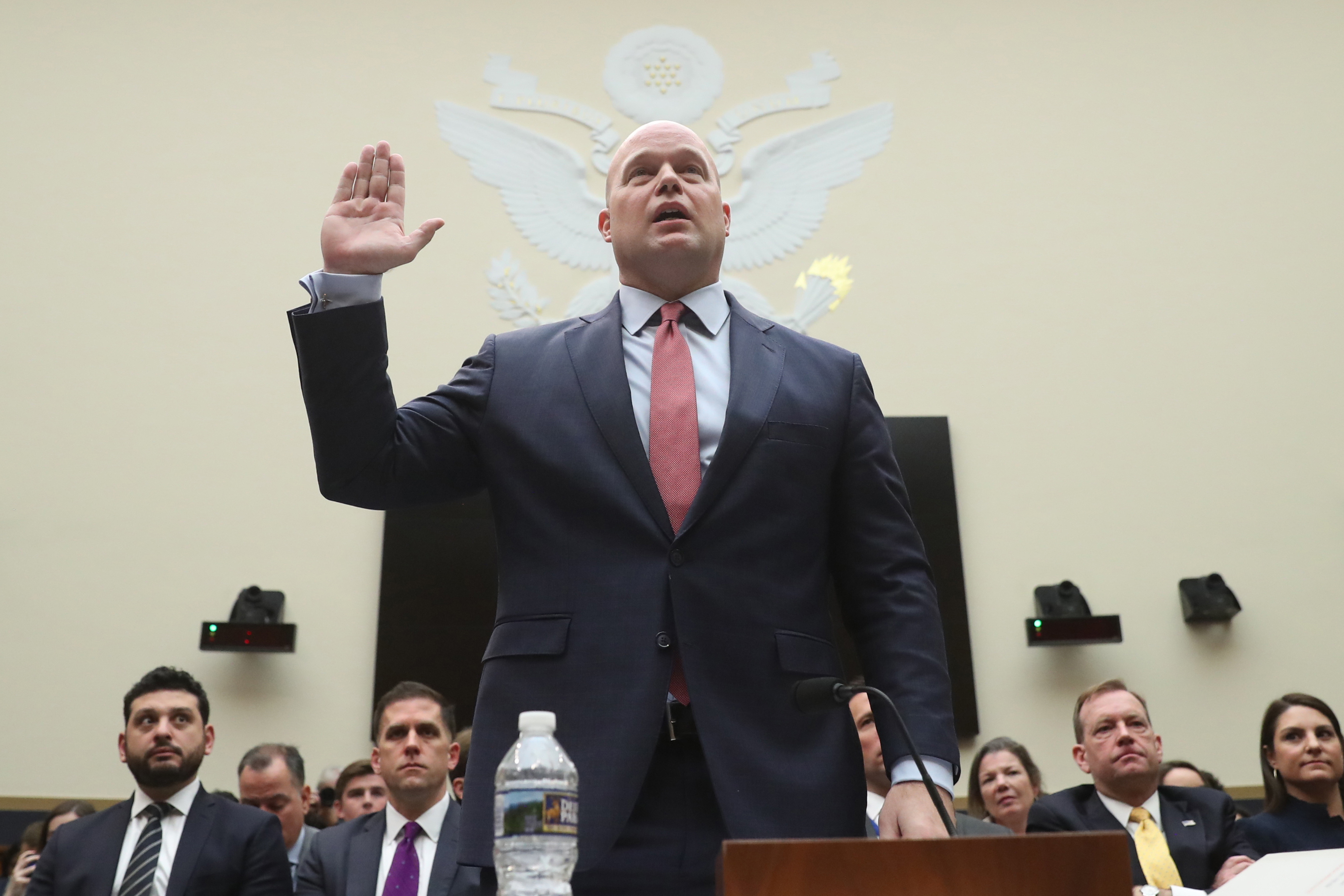 El secretario de Justicia interino Matthew Whitaker presta juramento de decir la verdad al ser interpelado por la Comisión de Asuntos Jurídicos de la Cámara de Representantes en el Congreso (AP Foto/Andrew Harnik)