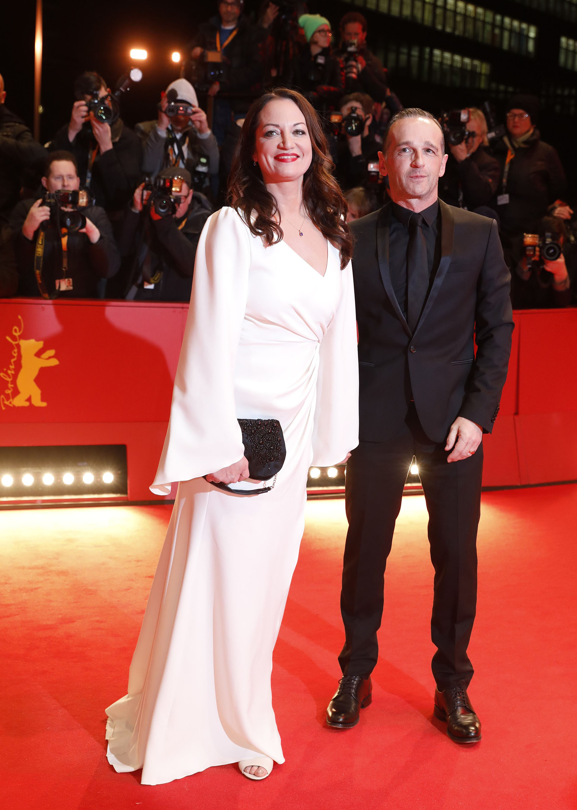 Natalia Woerner con un vestido de gala blanco,a su llegada junto al ministro de Asuntos Exteriores de Alemania, Heiko Maas /// Fotos: Reuters