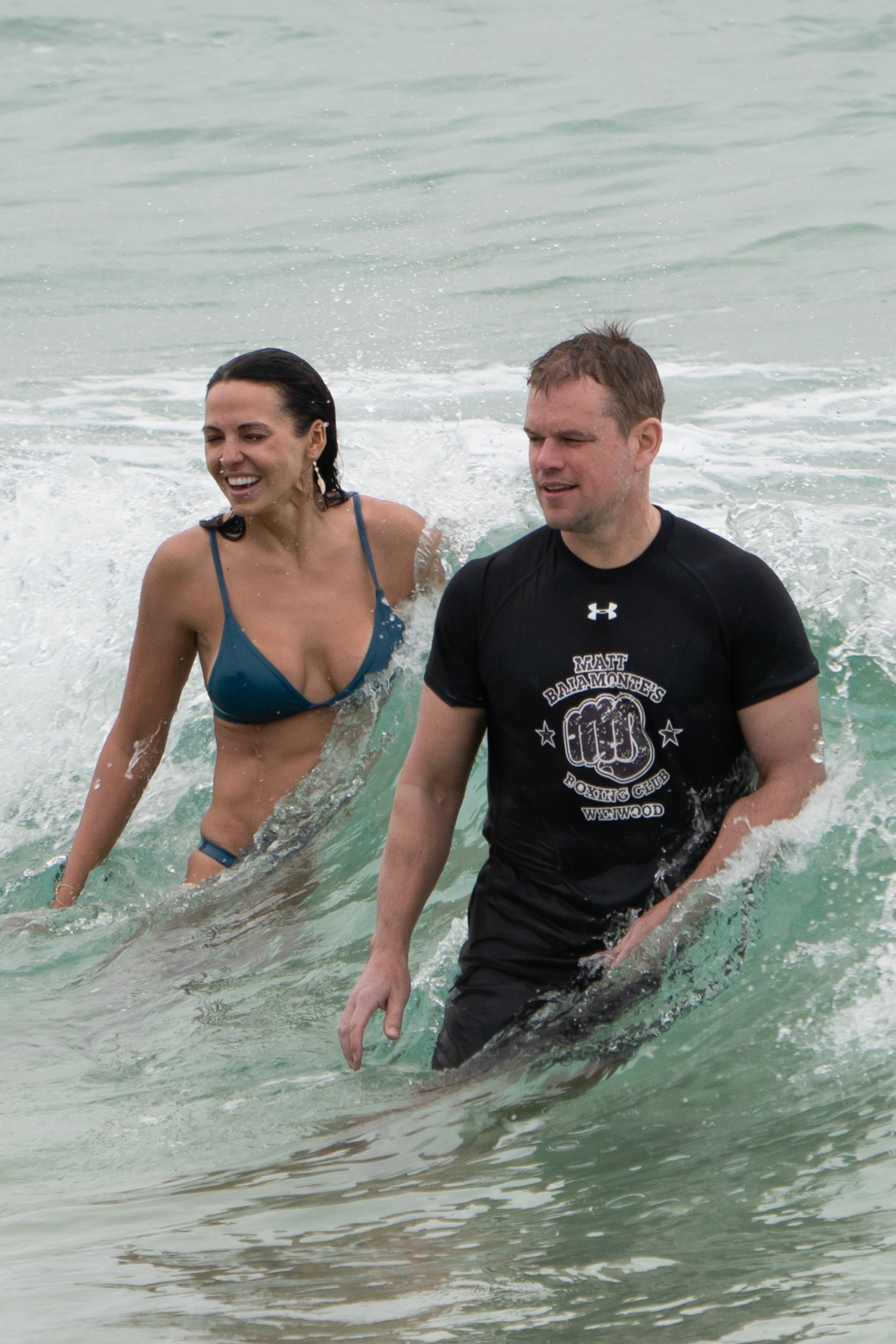 Luciana Barroso y Matt Damon en las playas de Byron Bay (Photo © 2019 Backgrid/The Grosby Group)