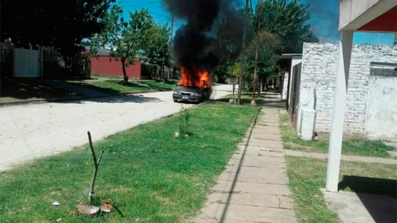 Los vecinos del imputado le incendiaron el auto